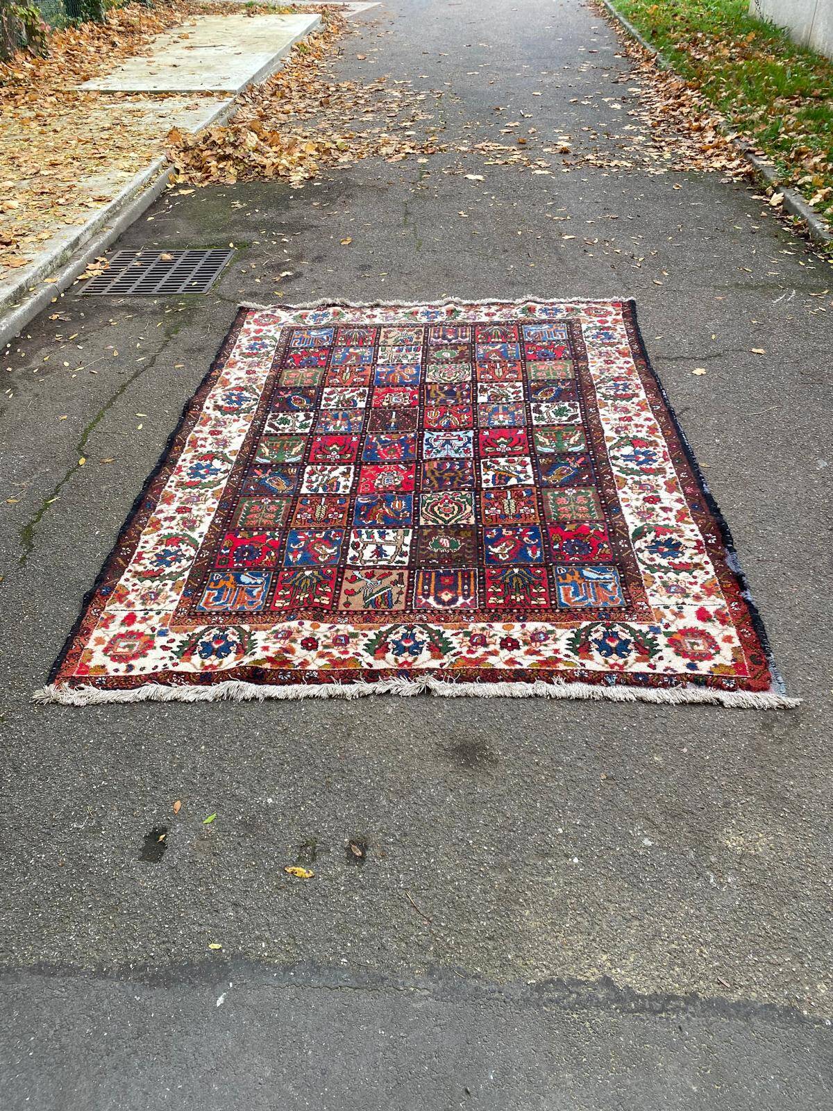 Handmade knotted wool Bakhtiar rug from Iran, burgundy, 200x300cm