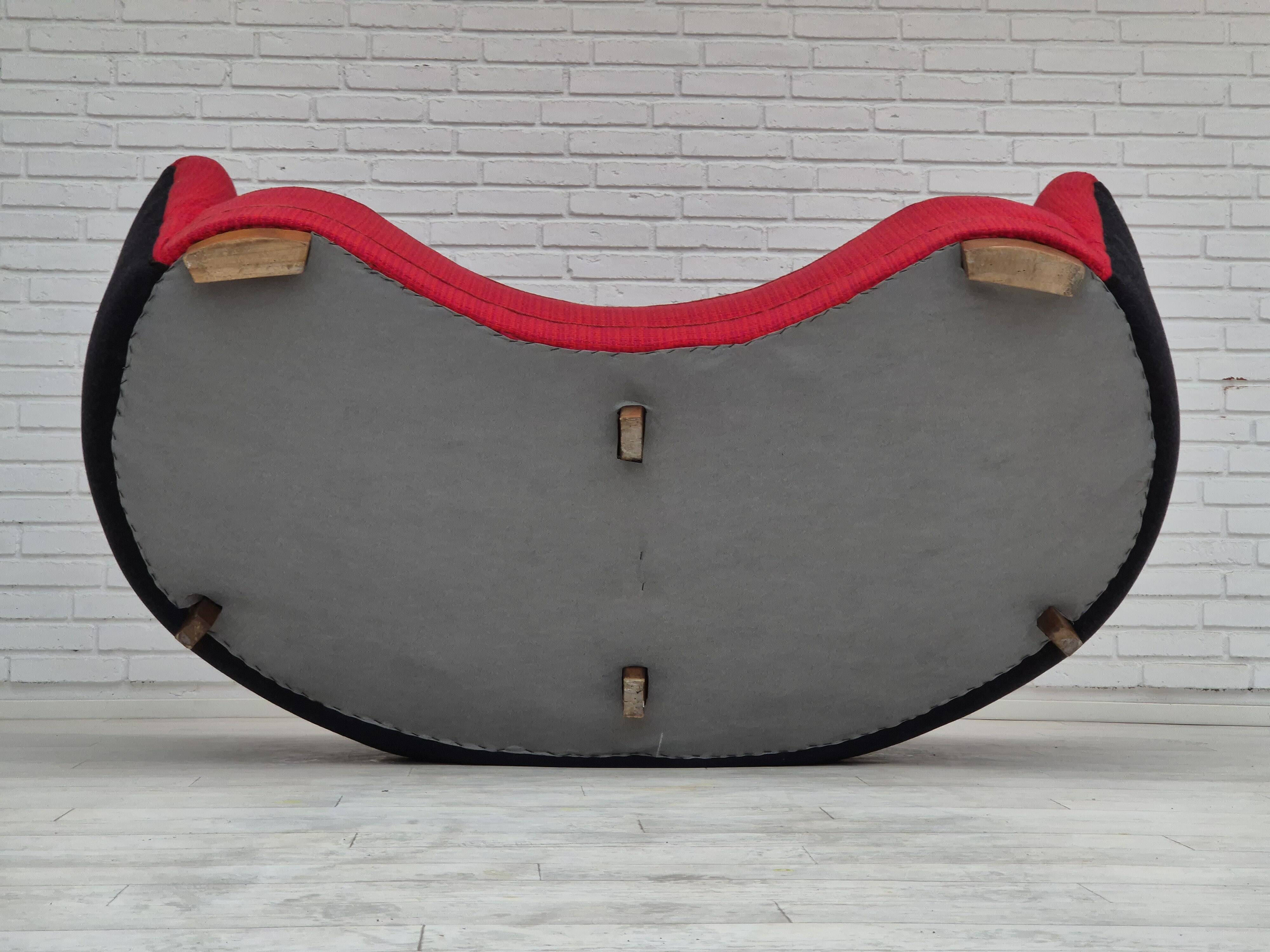 Années 1960, canapé danois 2 places "Banana", meuble en laine, bois de hêtre.