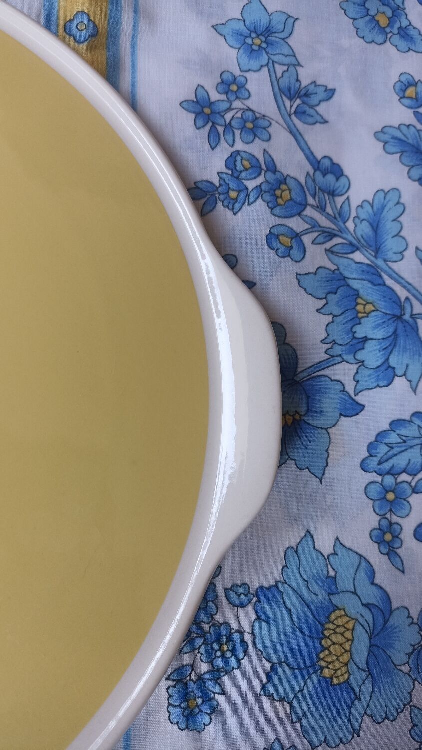Villeroy and Boch yellow and white cake dish