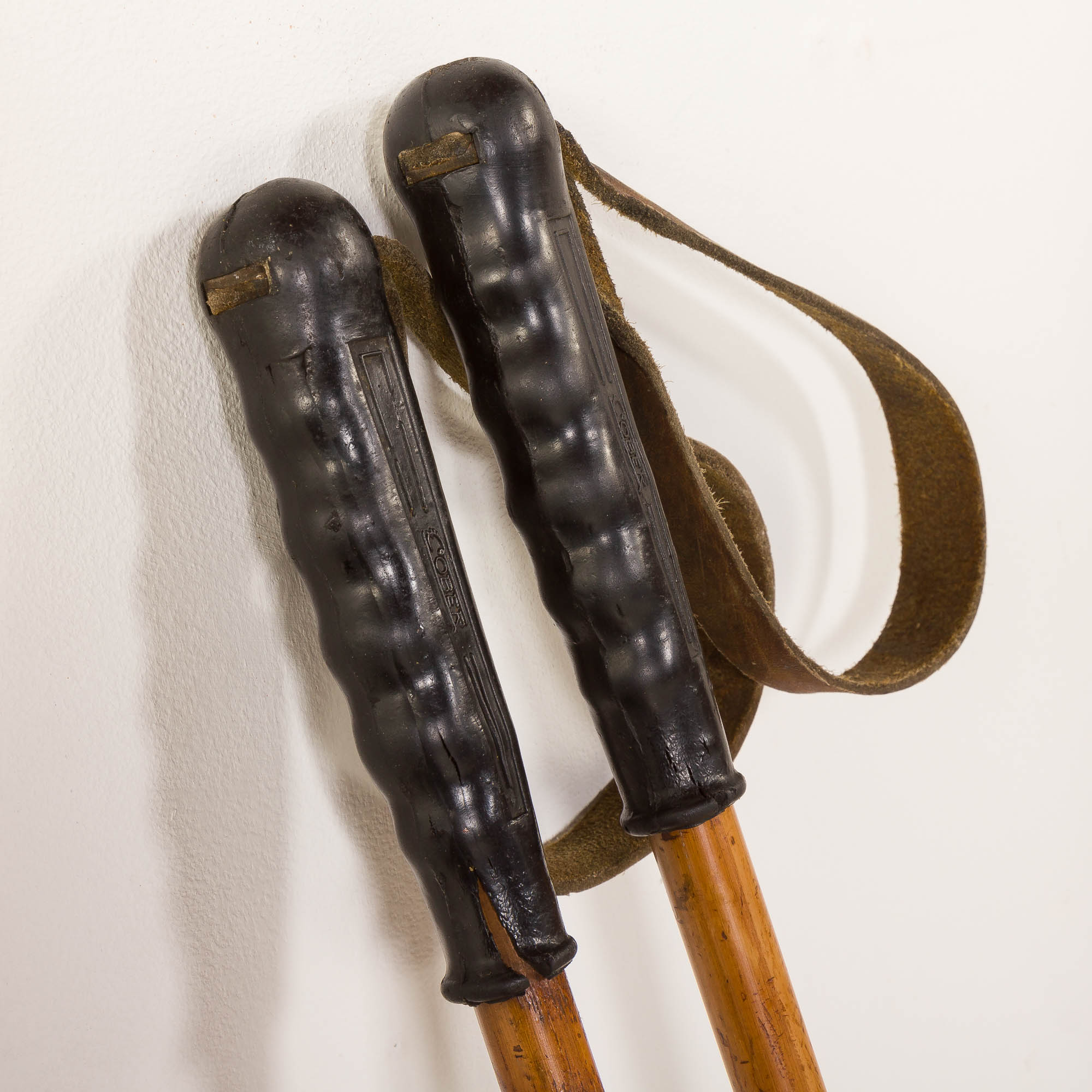Paire de skis en bois vintage avec fixations Geze Kandahar et bâtons en bambou, années 1950