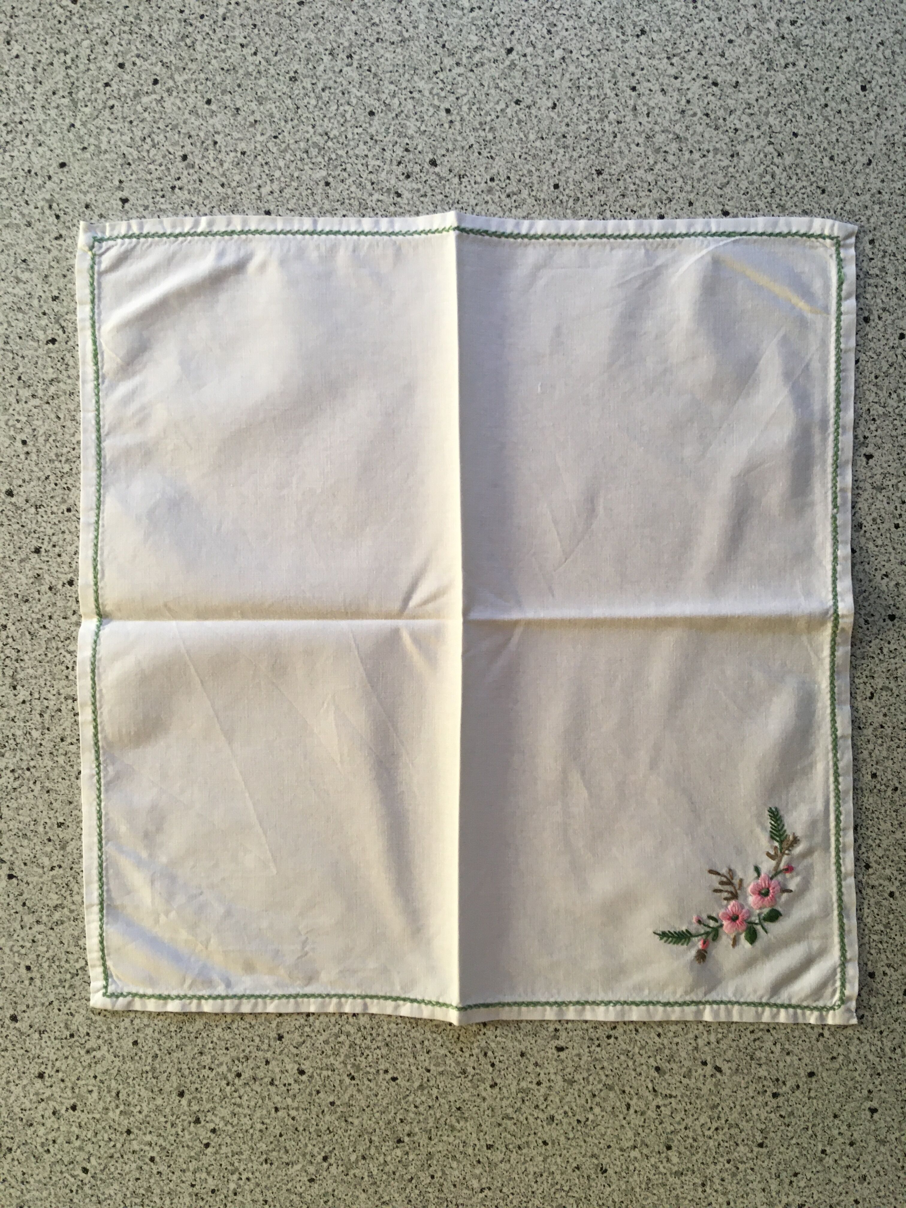 Nappe 145 x 245 brodée fleurs et 12 serviettes