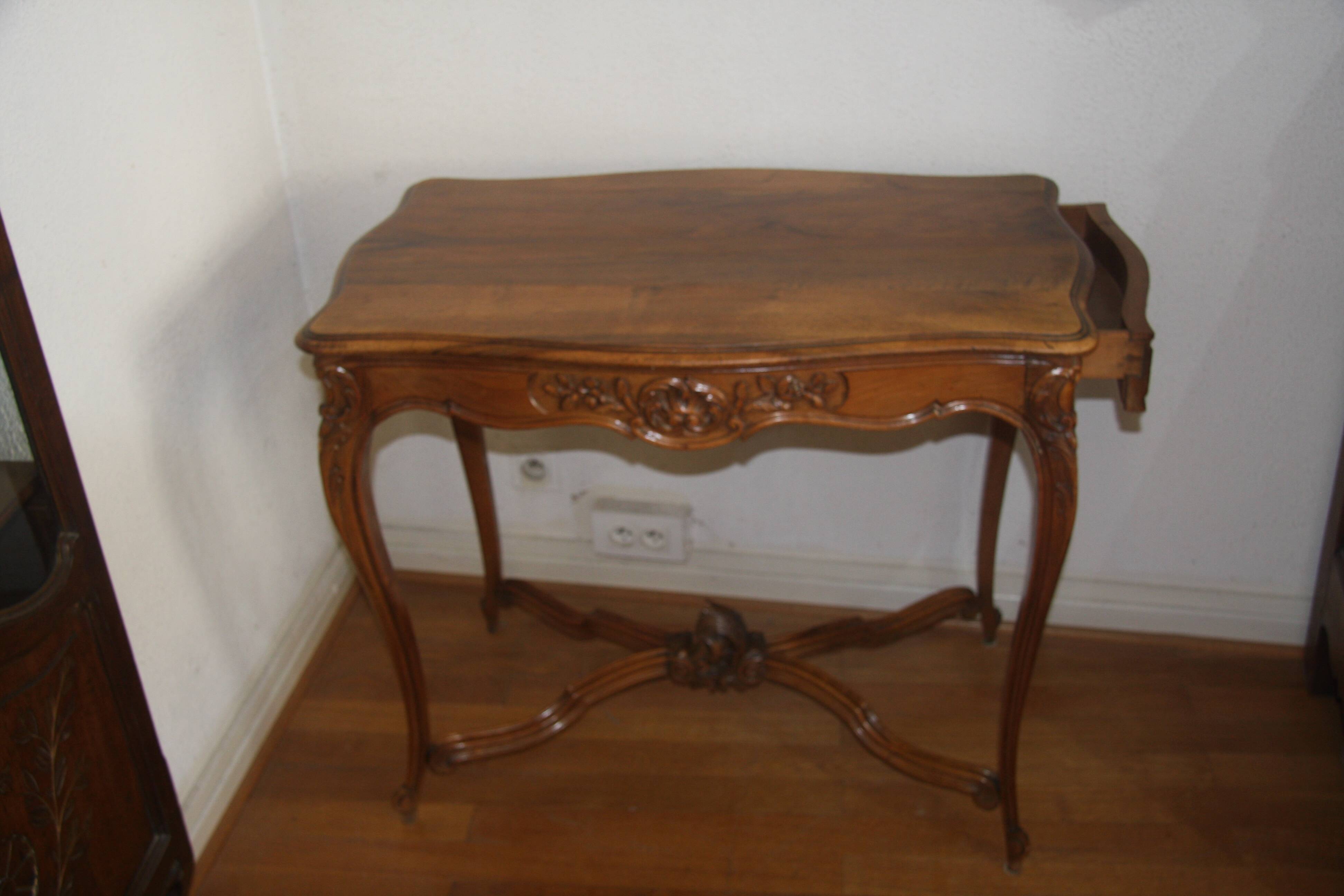 Table bureau et sa chaise de style Louis X.V. en noyer