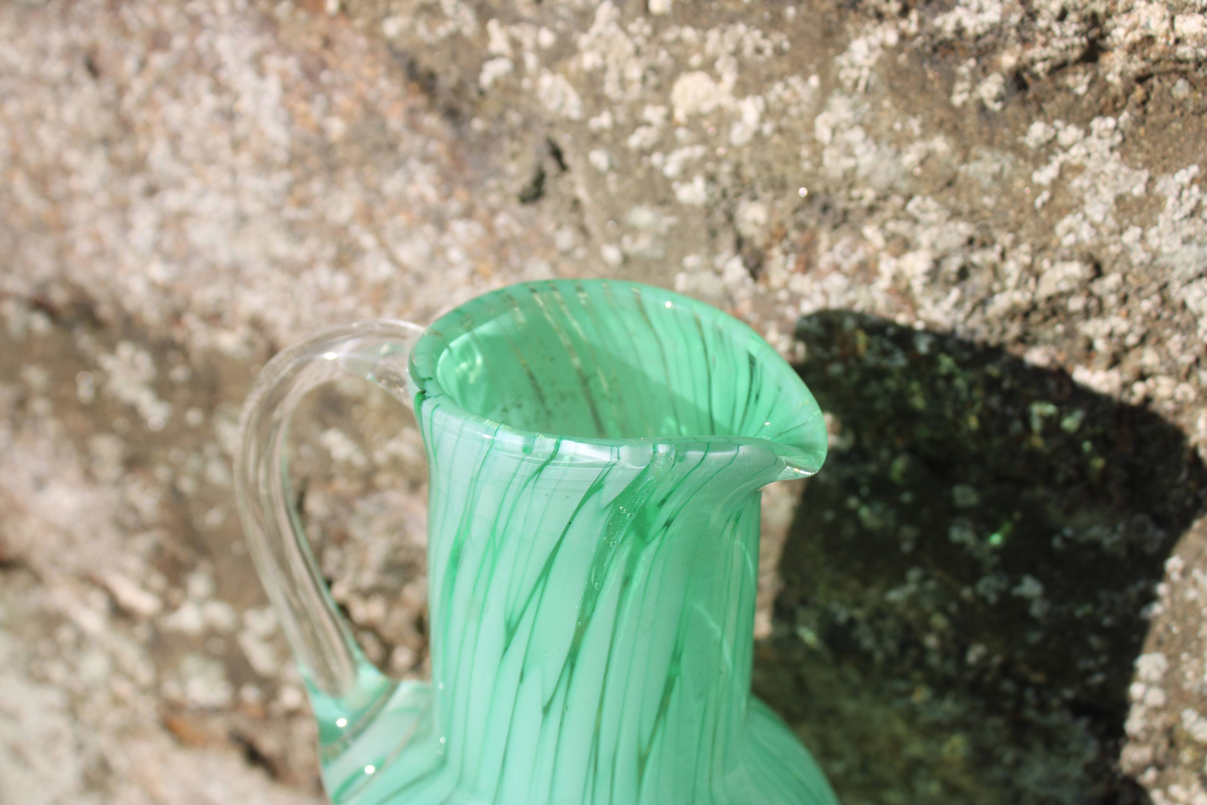 Cruche en verre soufflé vert émeraude – H32 cm x L10 cm