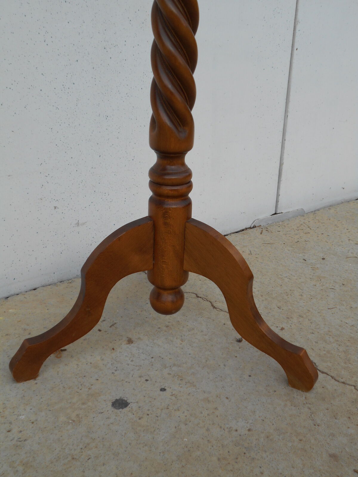 Parrot coat rack, solid oak with swivel head