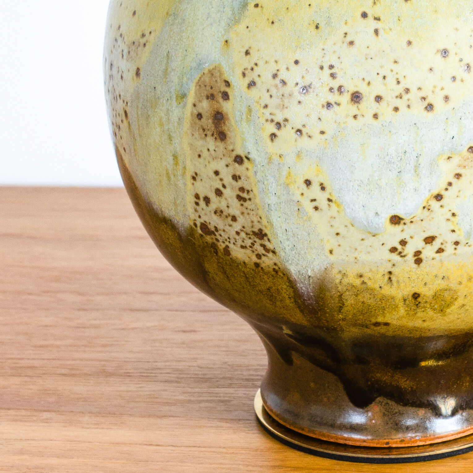 Green enamelled circular sandstone amphorae - Work Francais - Circa 1960