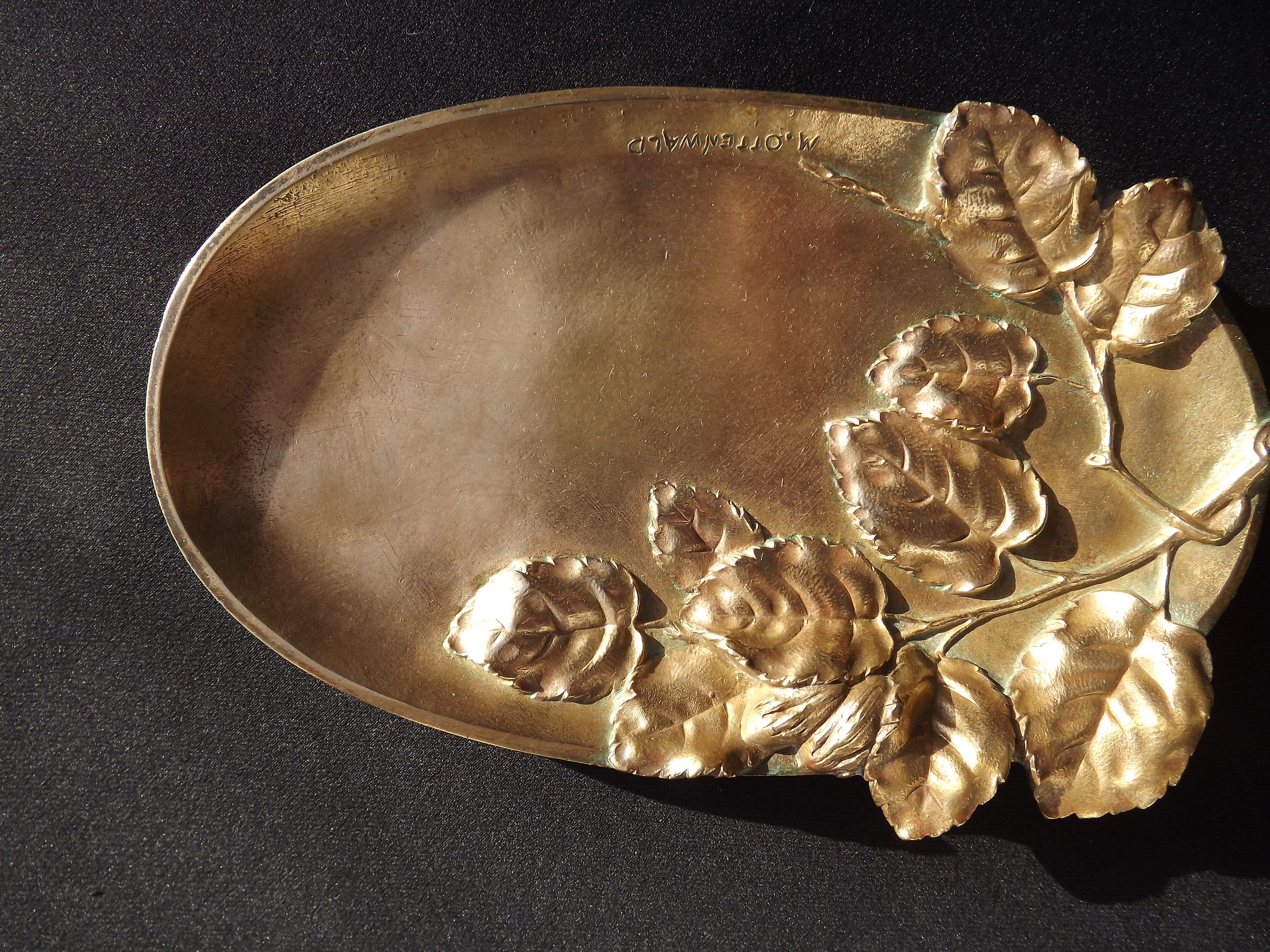 Empty Art Nouveau pocket