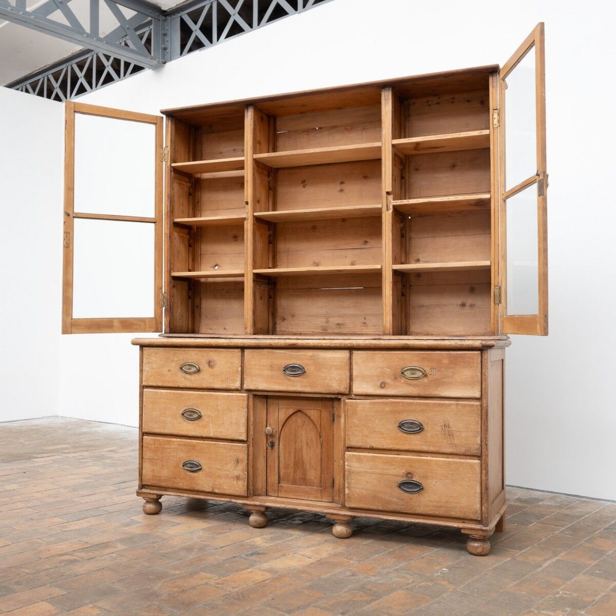 Antique pine dresser – Early 20th century