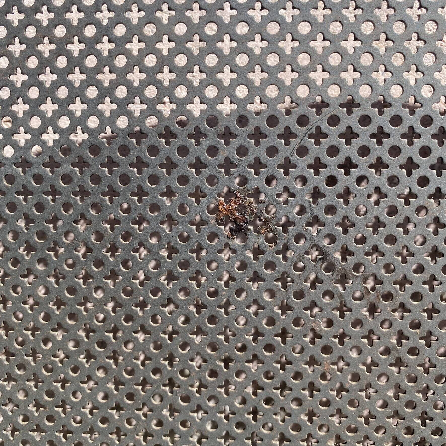 Fireplace screen in metal with cast iron fleur-de-lis.