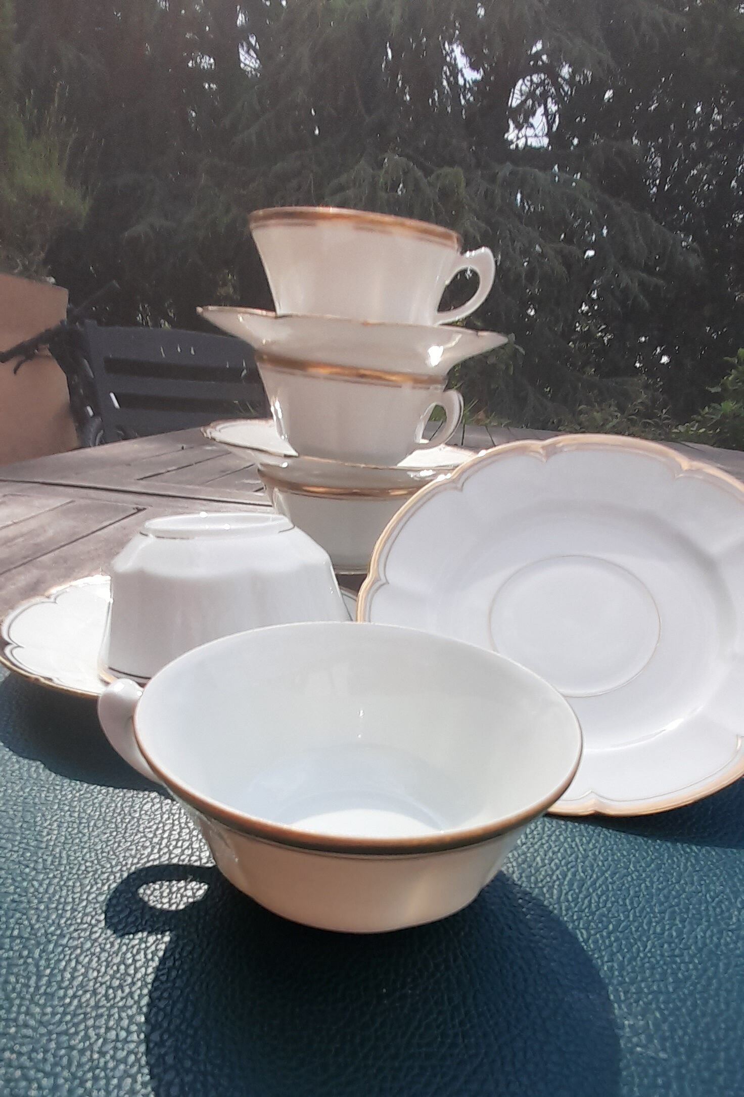 Tasses et sous-tasses en véritable porcelaine de limoges, blanche liseré doré, vintage