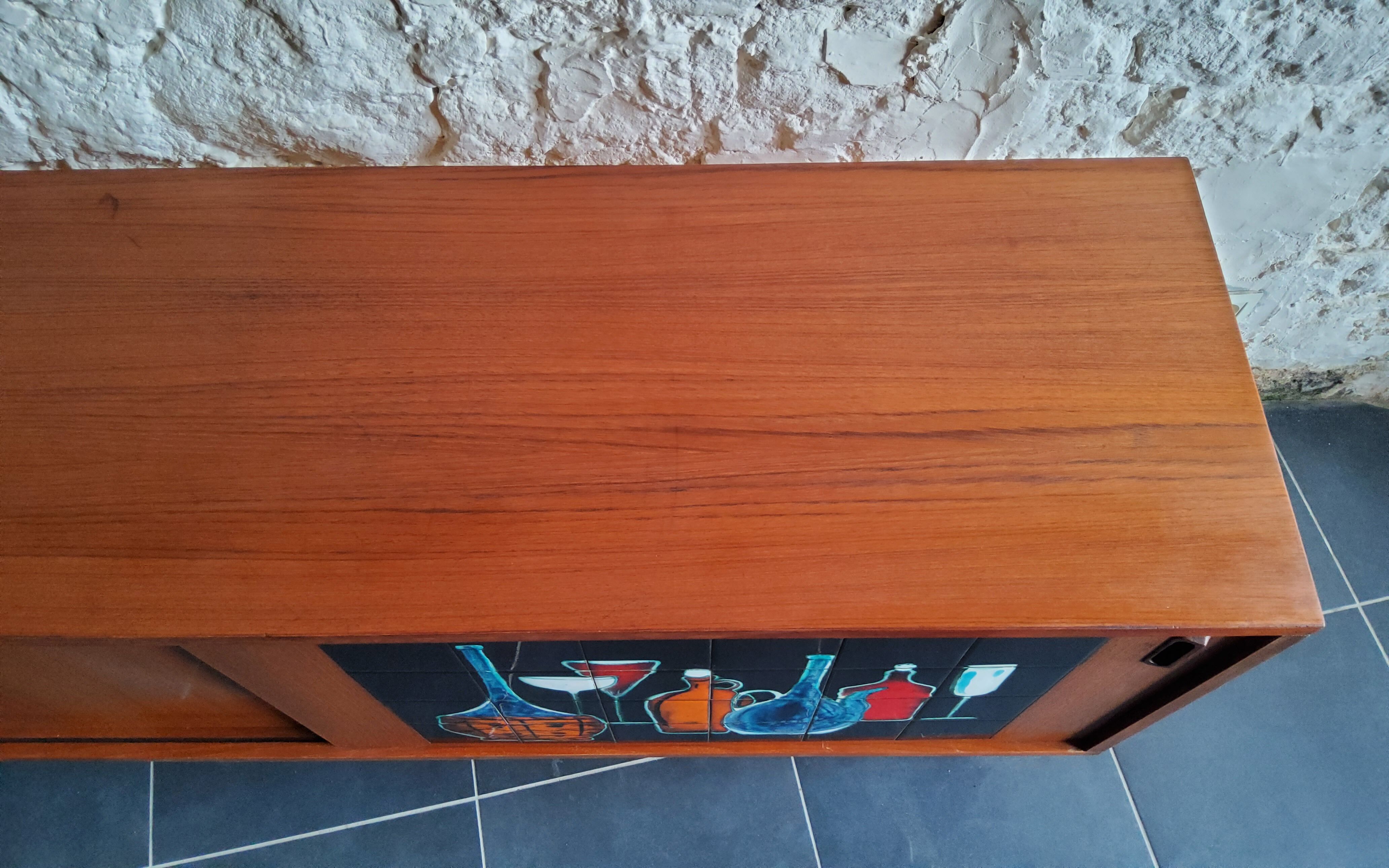 Vintage row with sliding doors and ceramic decoration