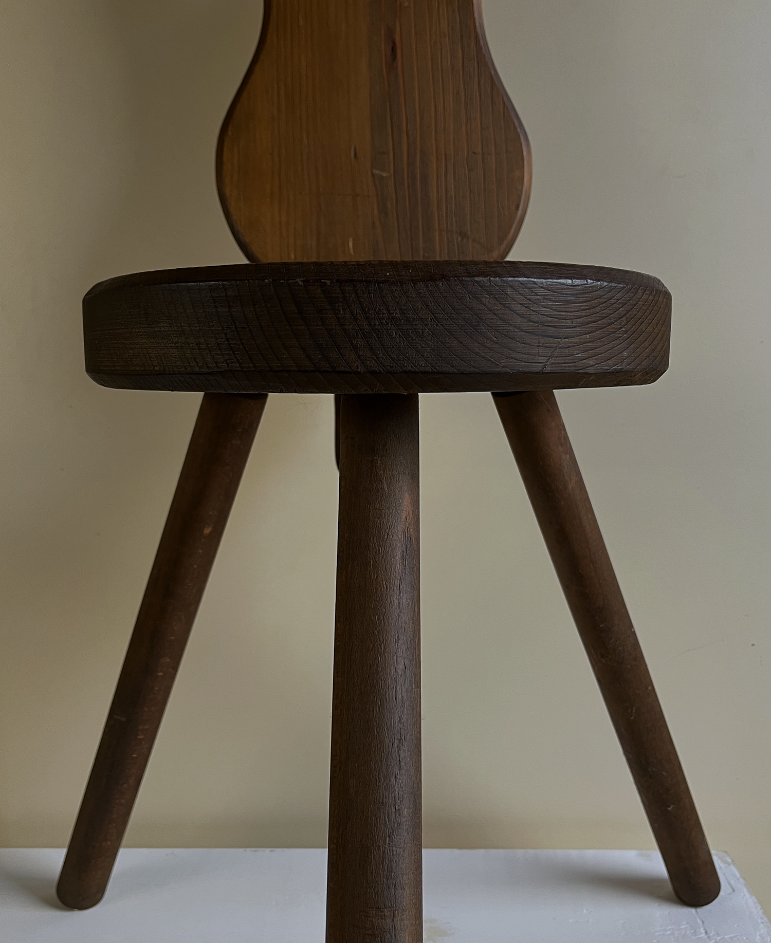 Tripod brutalist chair