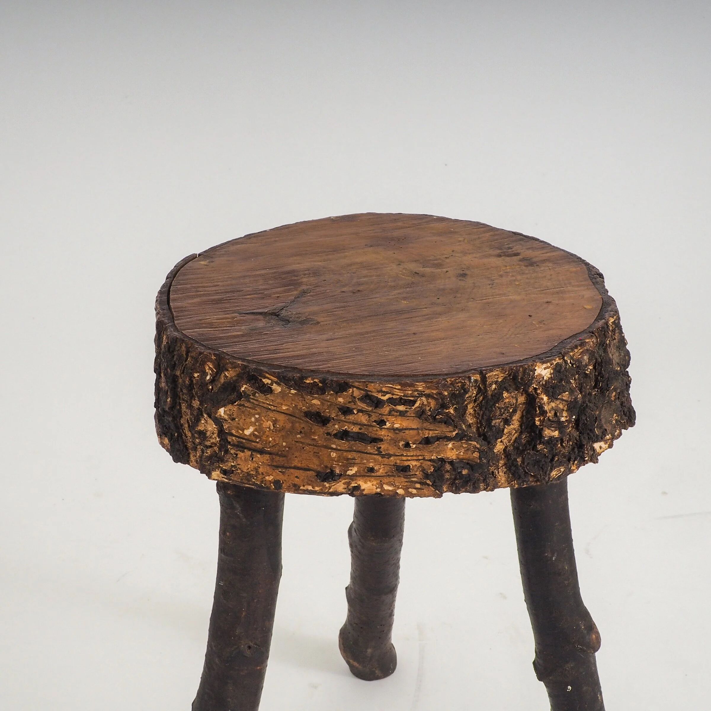 Tabouret en bois rustique fait à la main