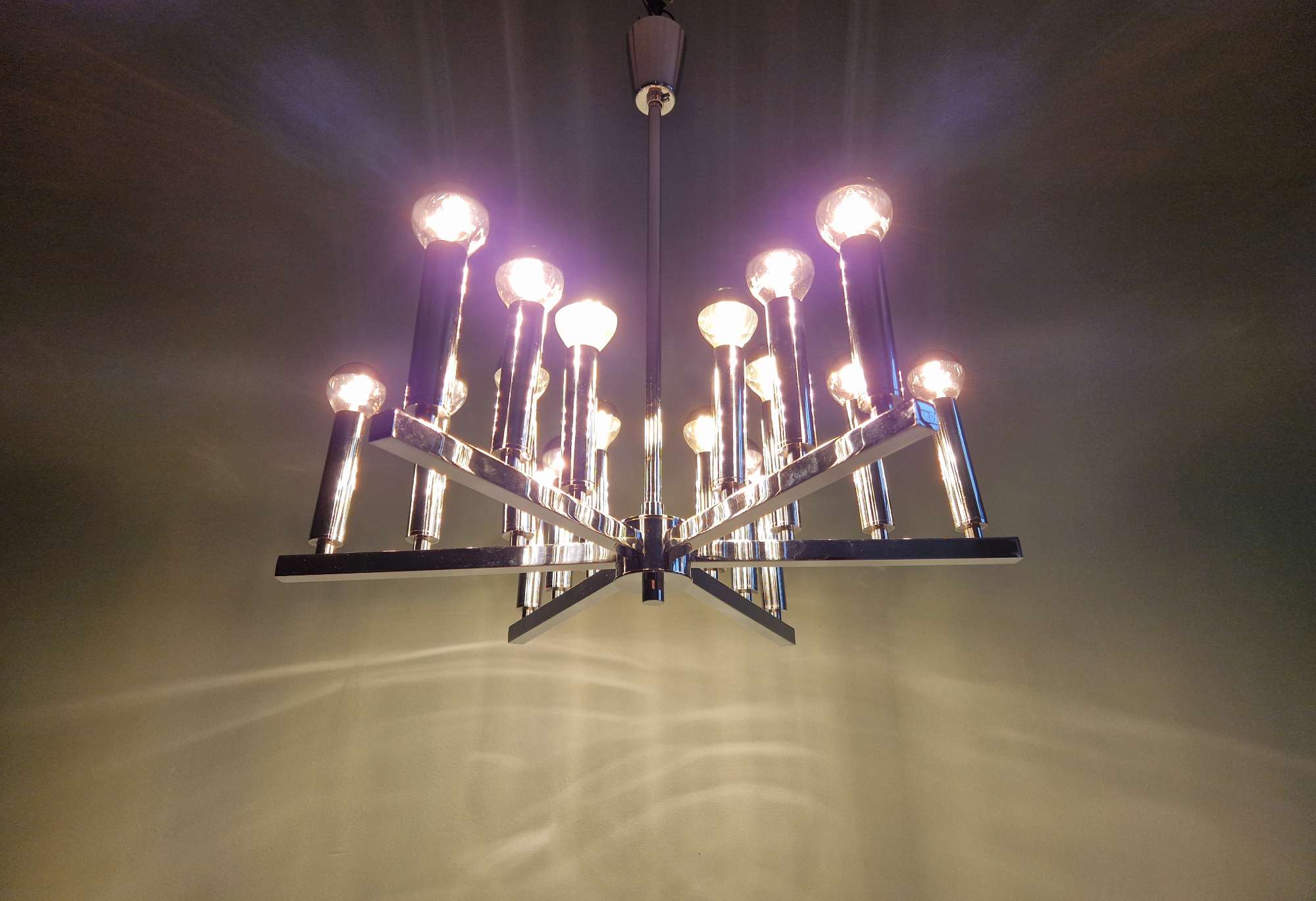 Chrome metal Space Age chandelier, 18 light points, 1970.