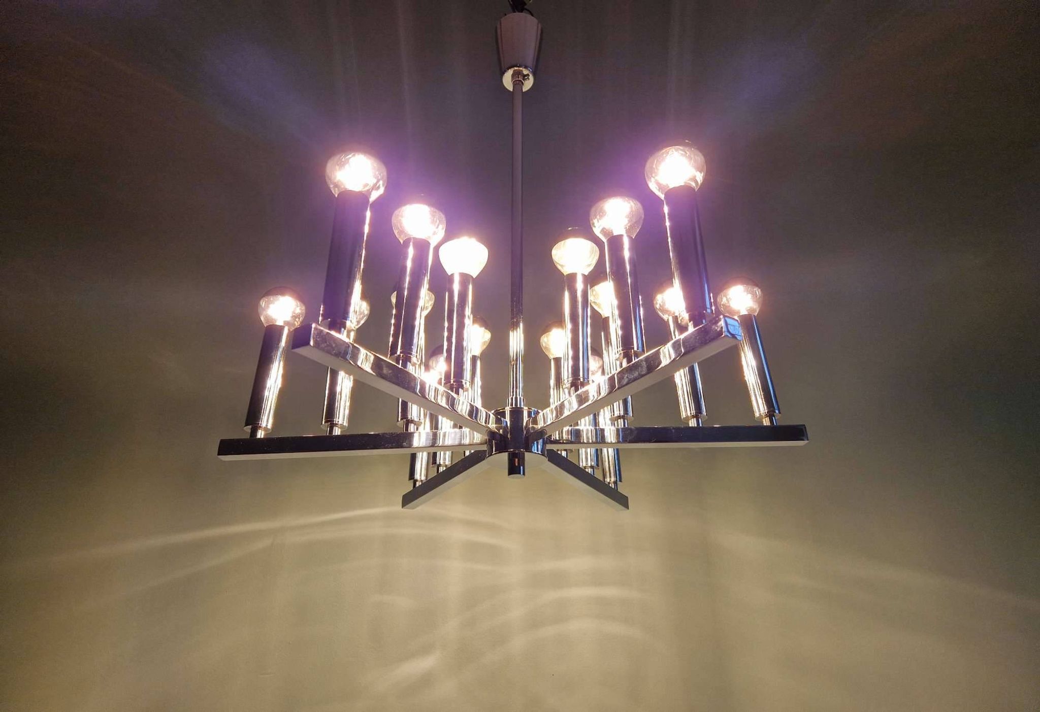 Chrome metal Space Age chandelier, 18 light points, 1970.
