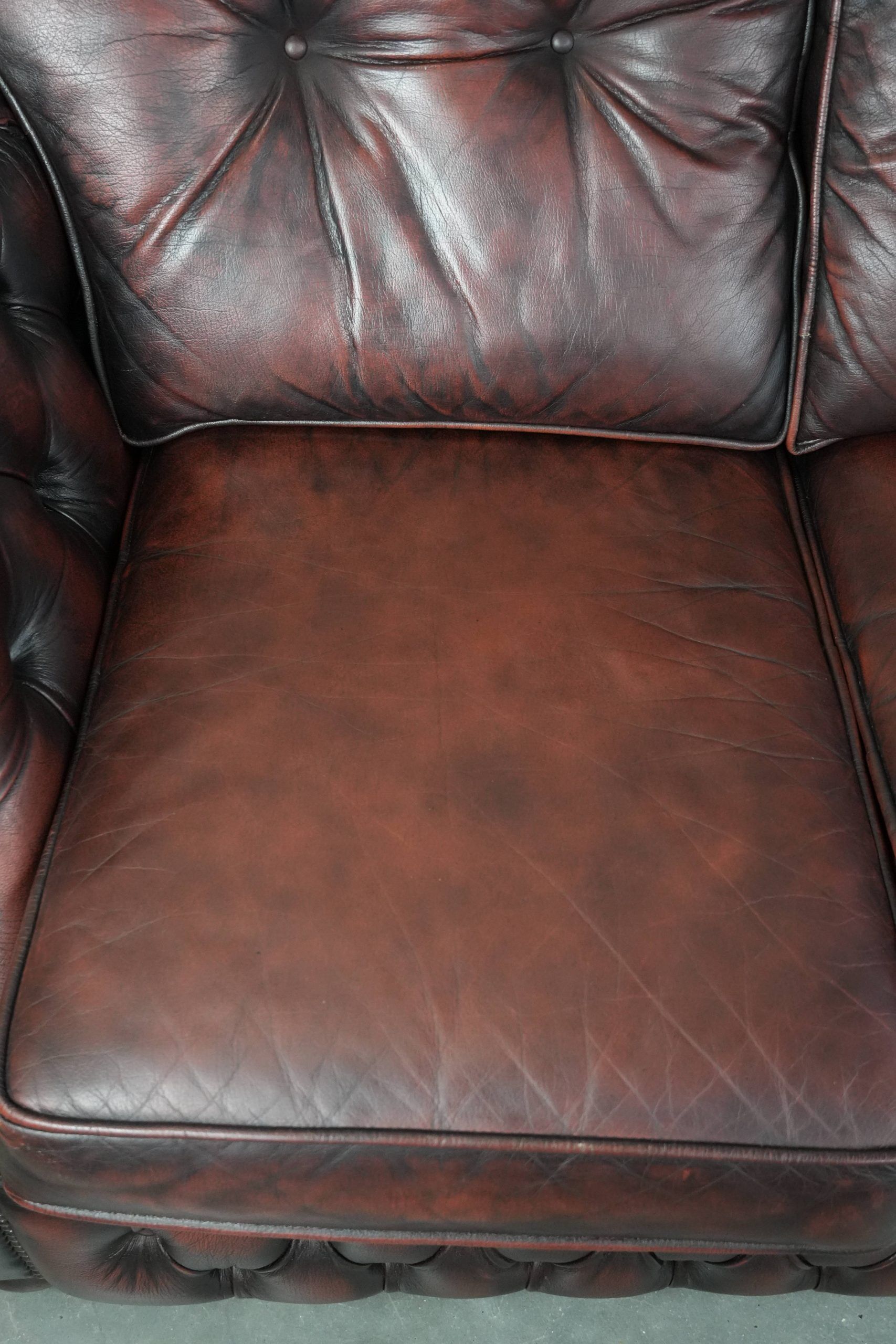 Red 2.5-seater Chesterfield sofa on wheels in English style