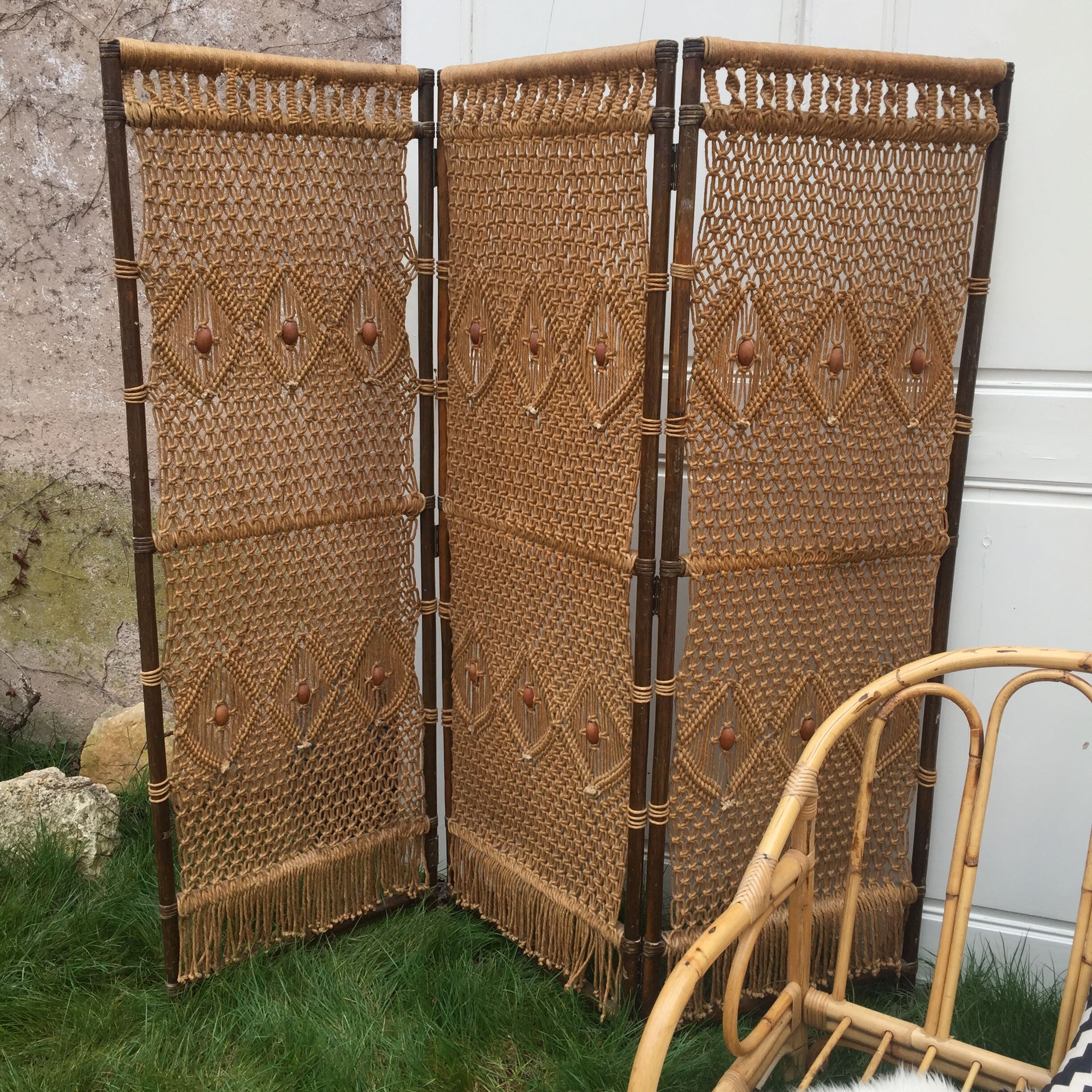 Vintage screen with macramé and wooden beads