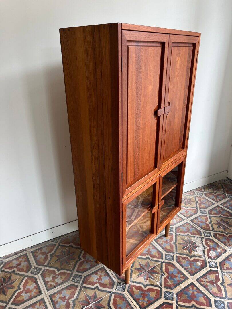 Dyrlund display cabinet