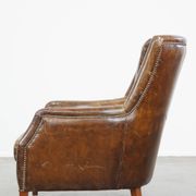 Fauteuil en cuir de vachette grainé au design intemporel