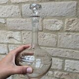 Ancienne carafe ronde en verre ciselé avec bouchon