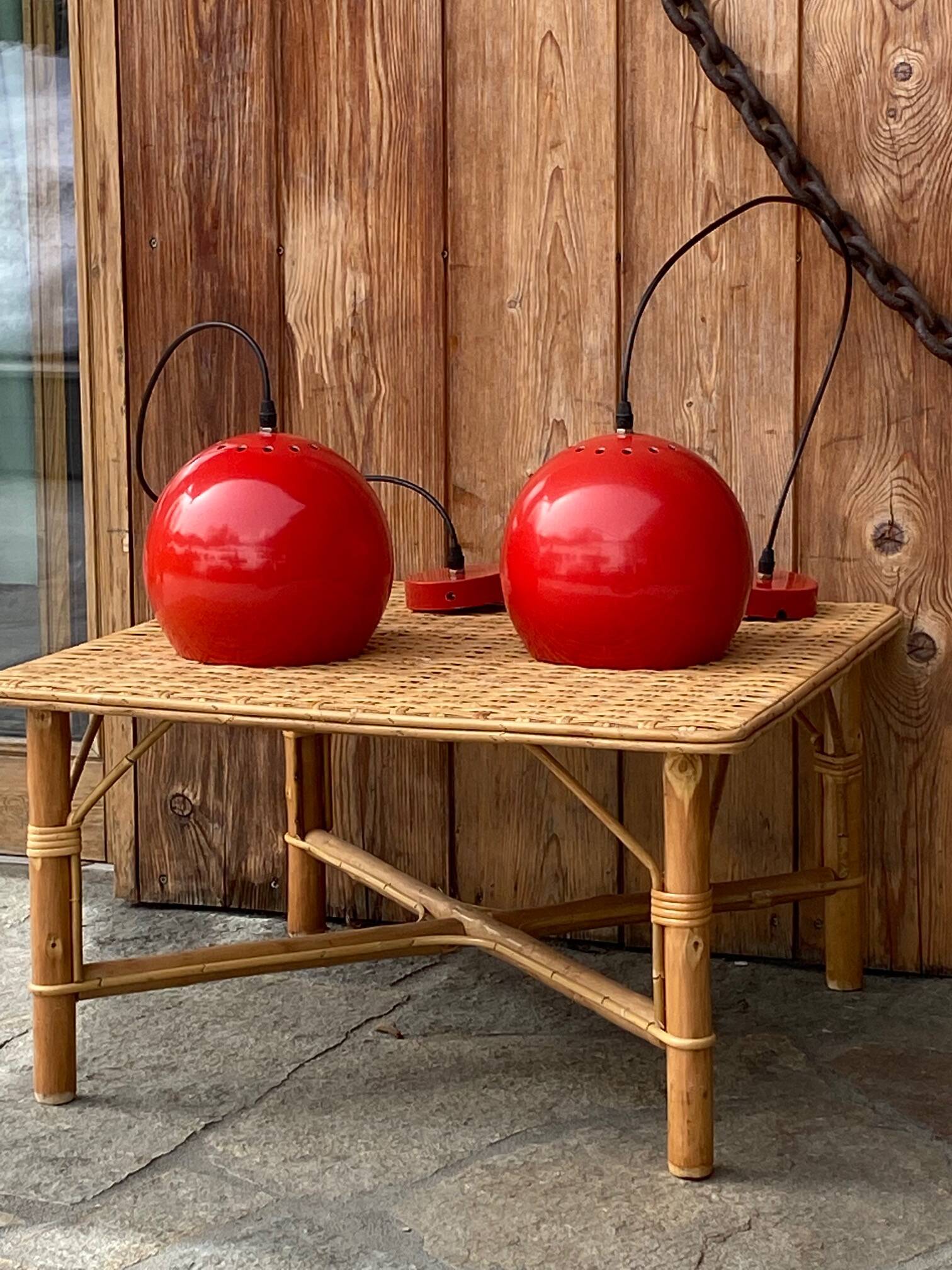 Paire de suspension boule rouge en métal années 70.