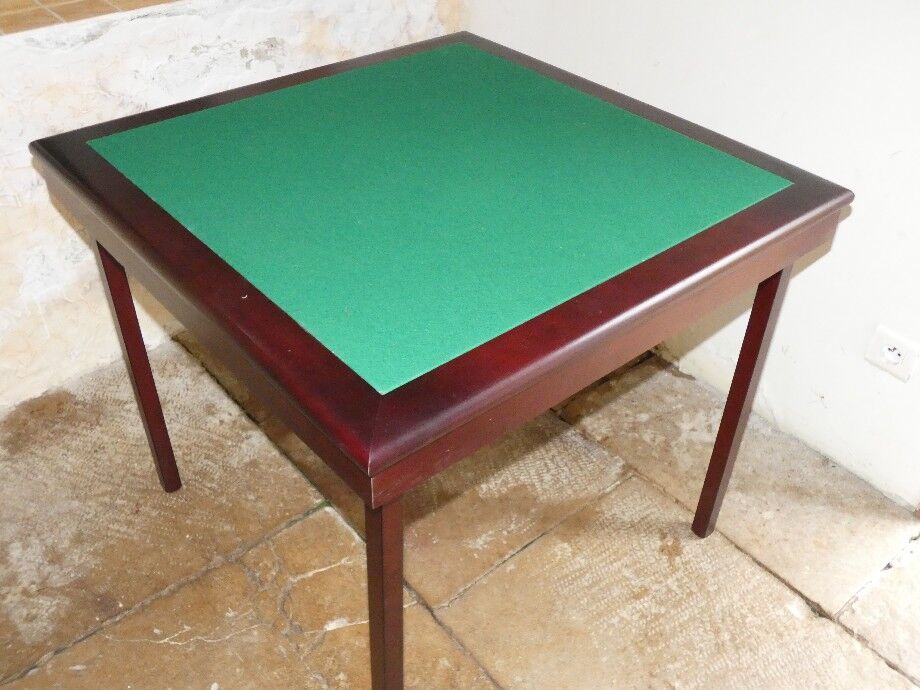 Table de jeu couleur acajou avec tapis en vert