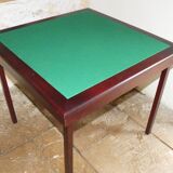 Table de jeu couleur acajou avec tapis en vert