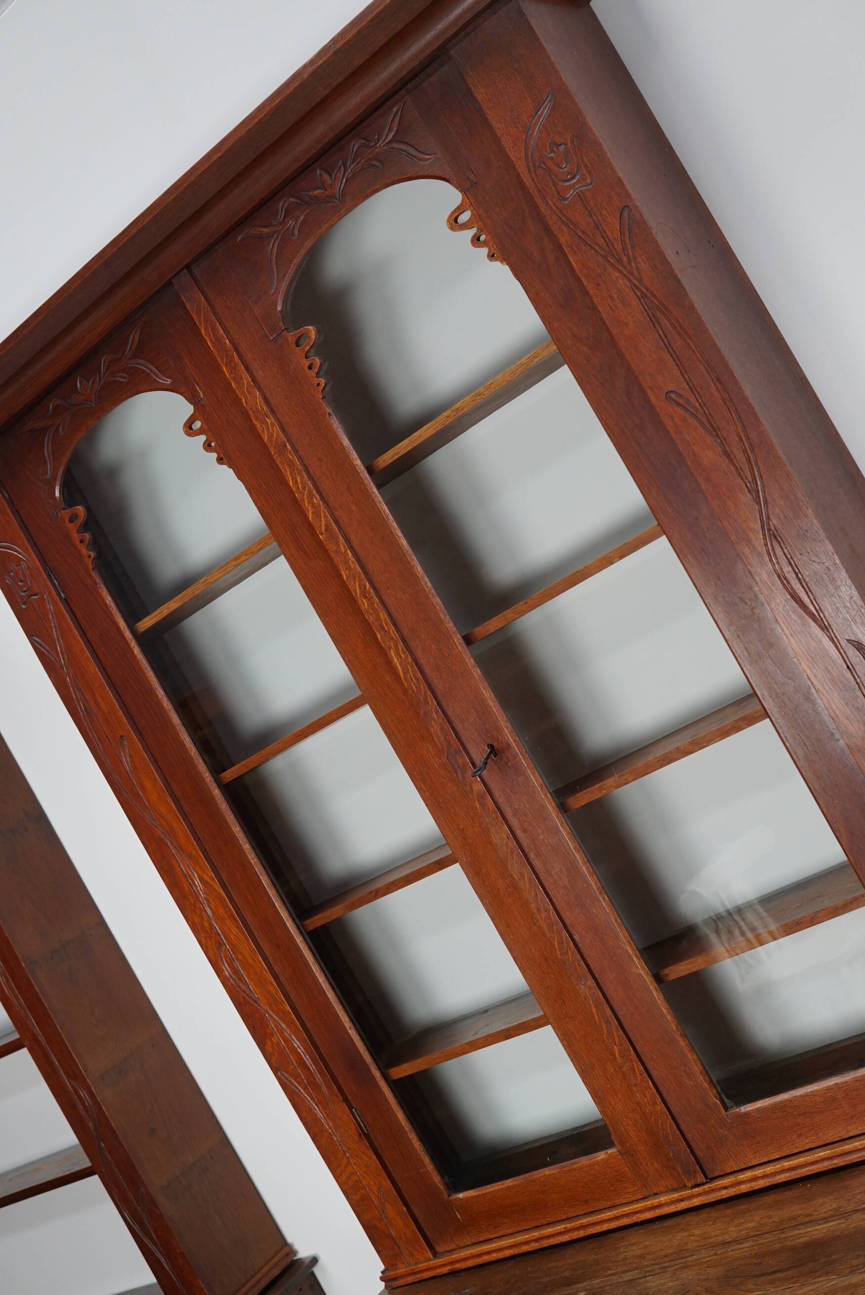 Paire d'armoires / vitrines d'apothicaire en chêne hollandais antiques Art Nouveau vers 1904