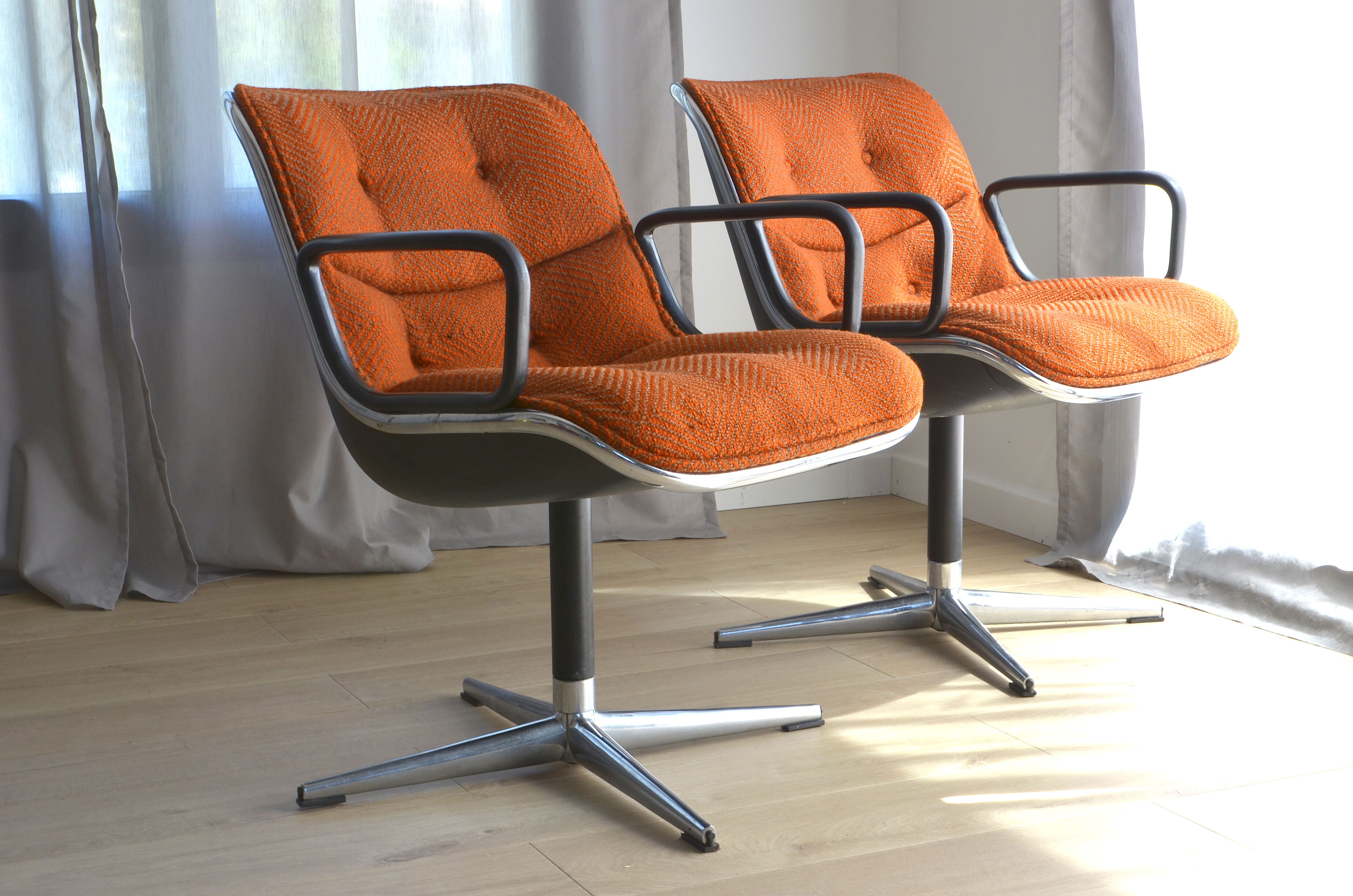 Pair of chairs by Charles Pollock, 1st edition, Edition Knoll