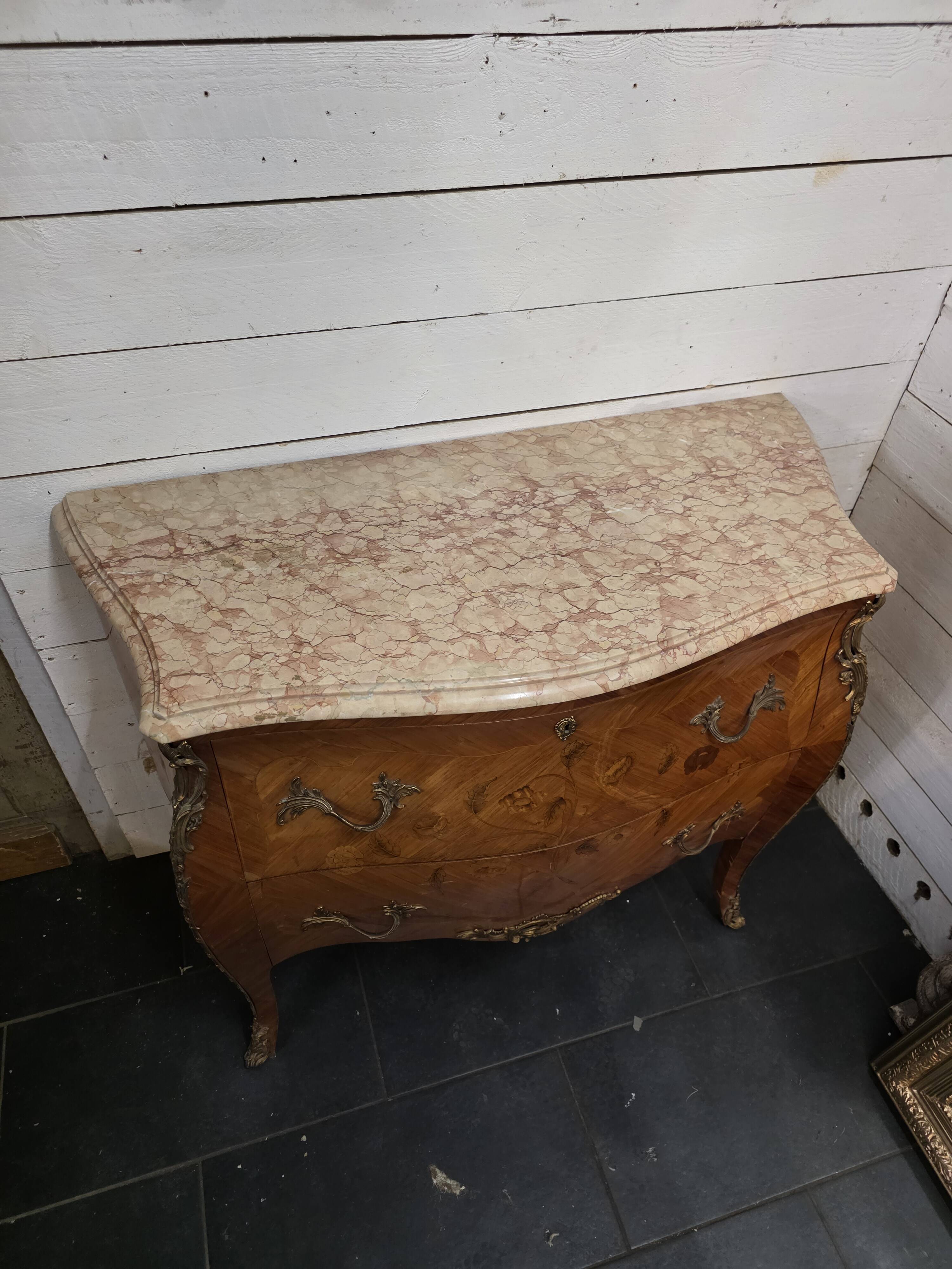 Louis XV style curved chest of drawers in marquetry