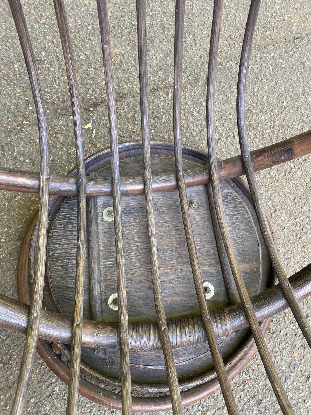 Fauteuil pivotant en rotin et coussin velours marron années 70