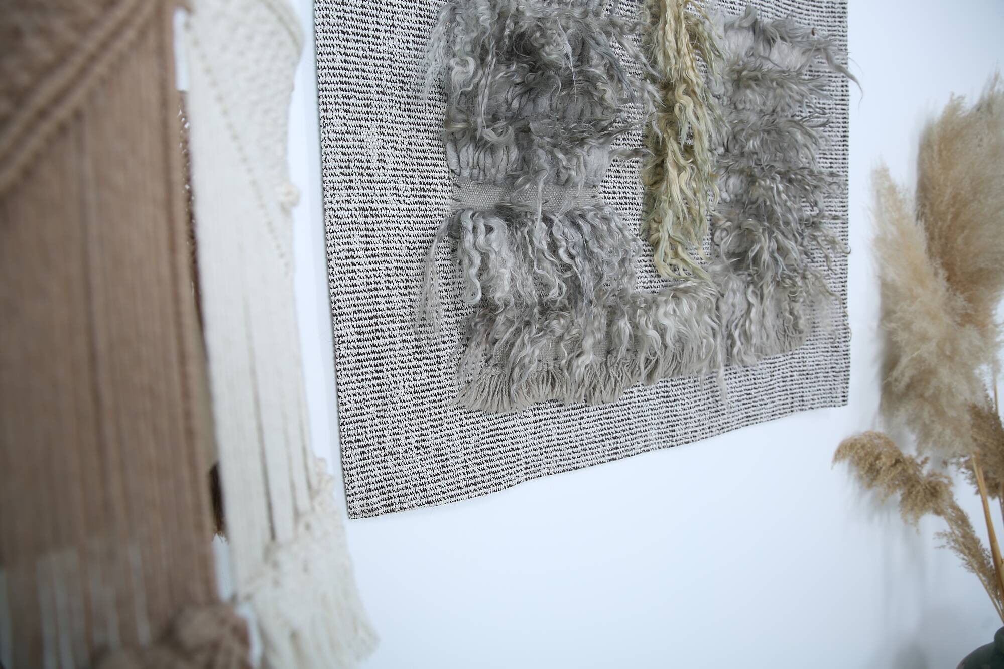 Tapis Mural Vintage Texturé en Laine Naturelle – Tons Gris & Crème, 90x98