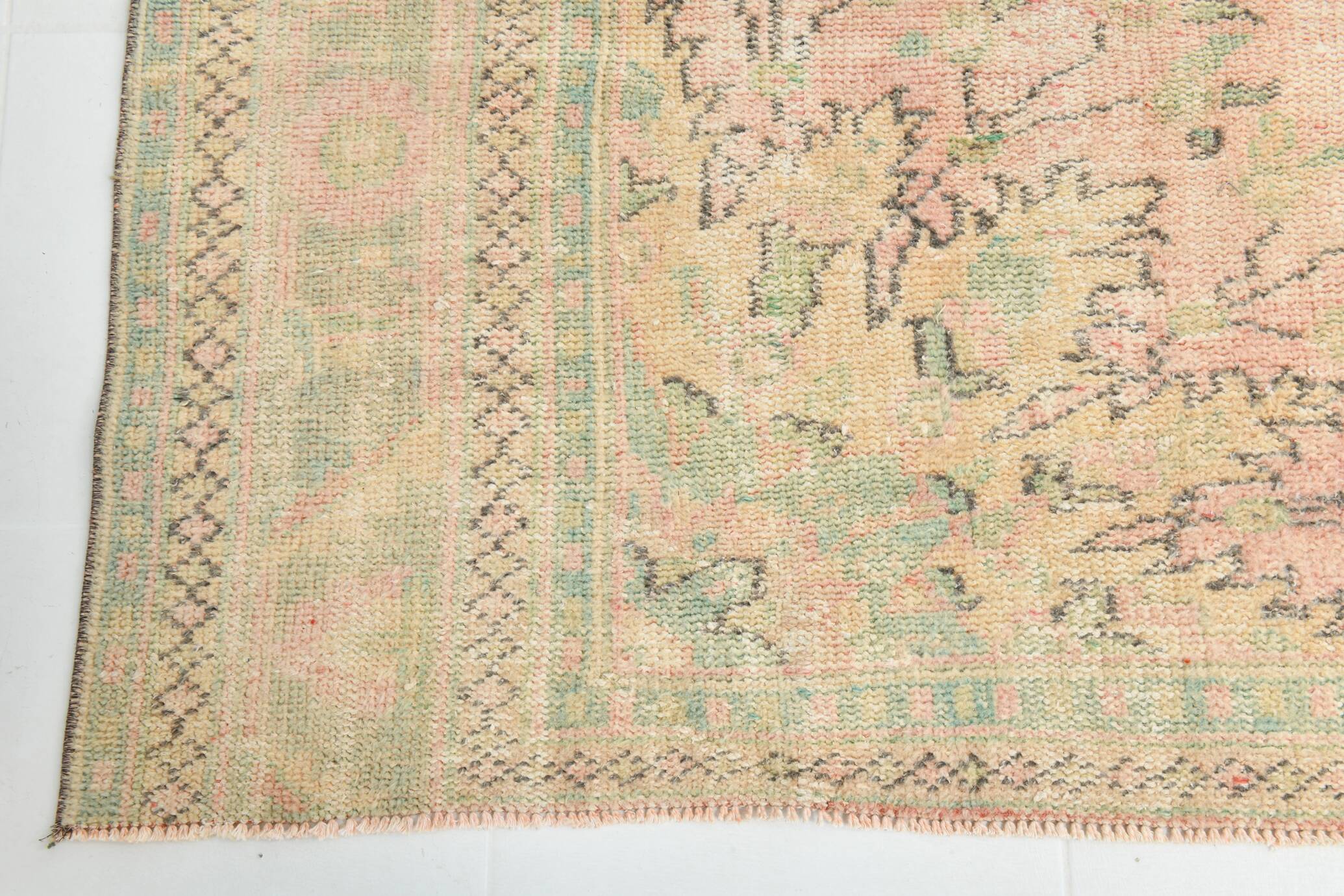 Tapis d’Anatolie ancien tons pastel rose poudré et vert, 231x330 Cm