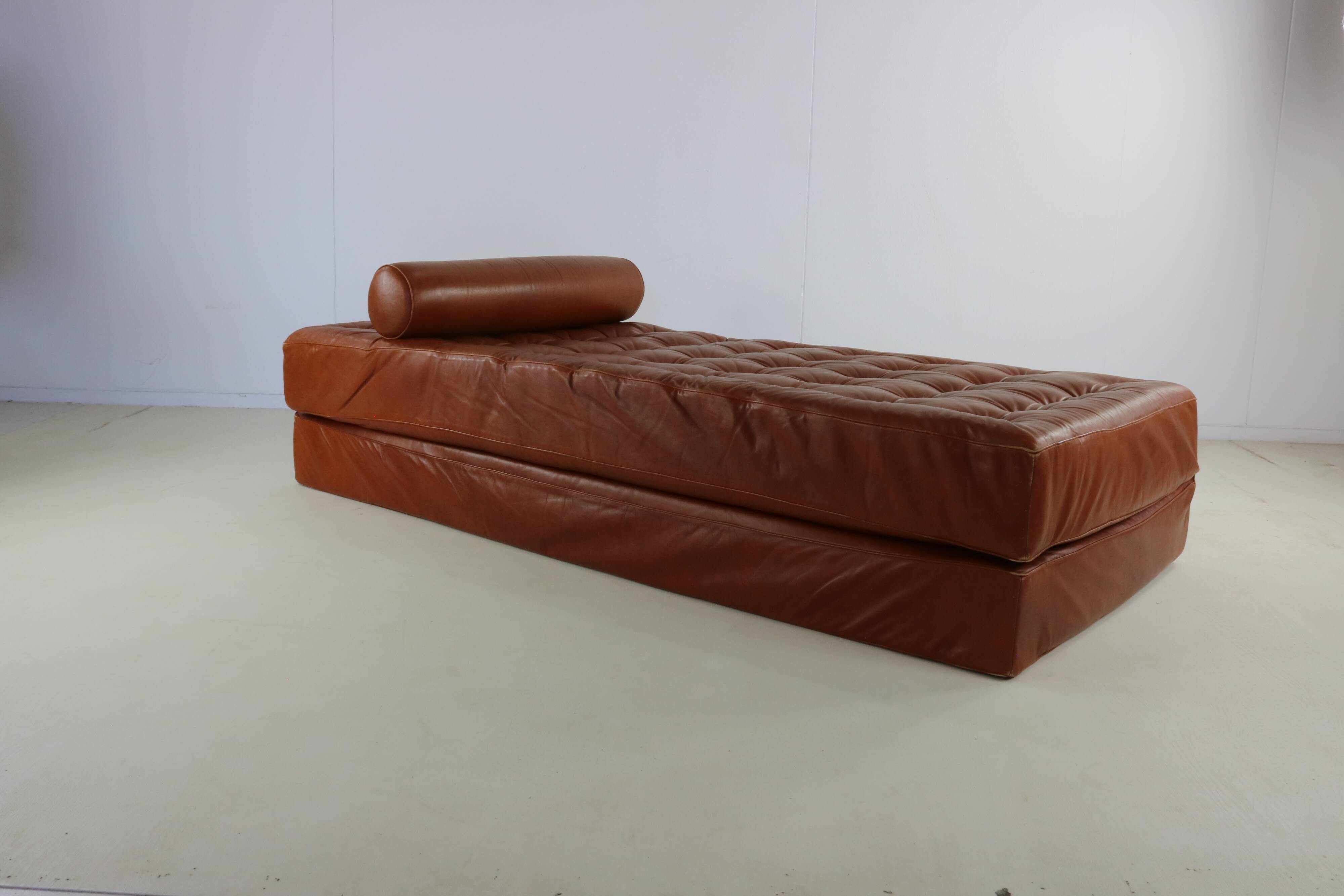 Scarce dutch design all leather daybed by Martin Visser for Spectrum Hollan