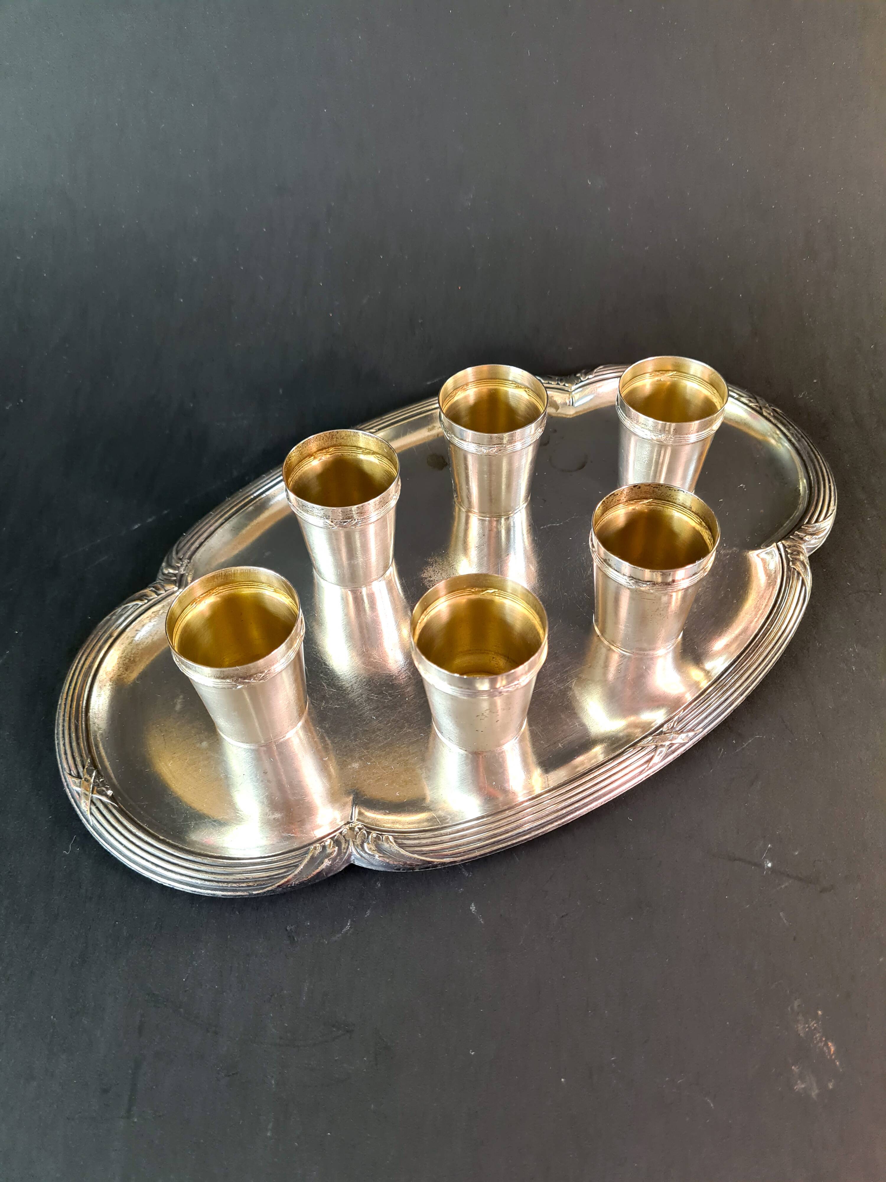 Élégance à l’ancienne : Service à vodka en métal argenté