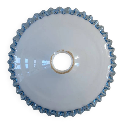Opaline bleue aux motifs dentelés