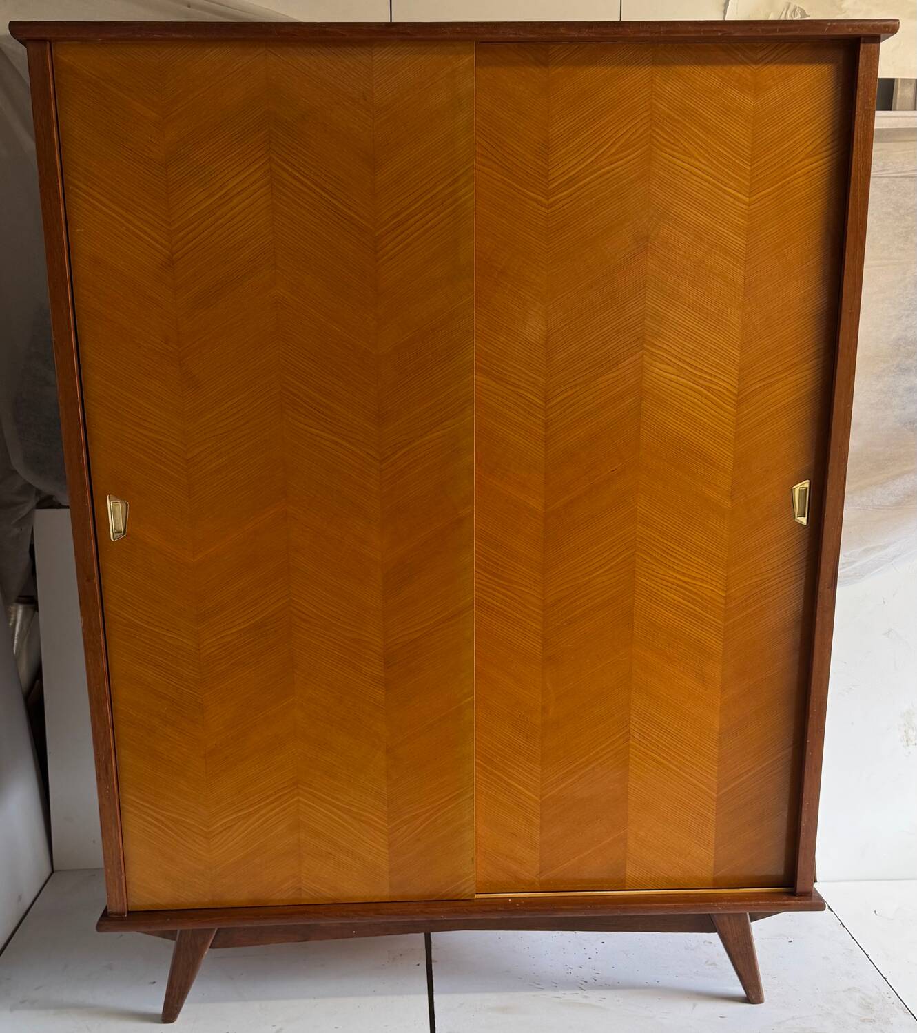Armoire vintage à pieds compas
