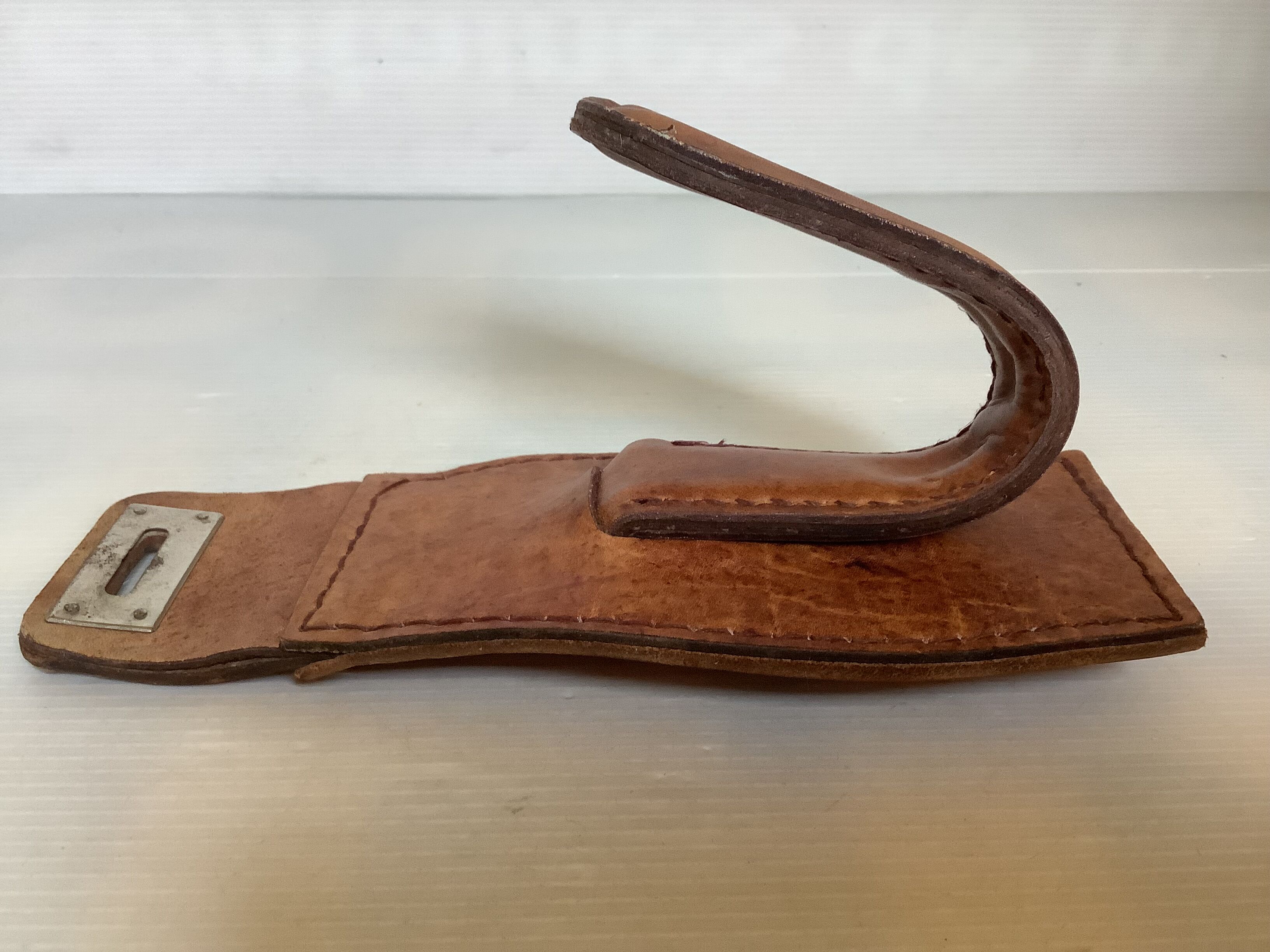Patère en cuir style Jacques Adnet