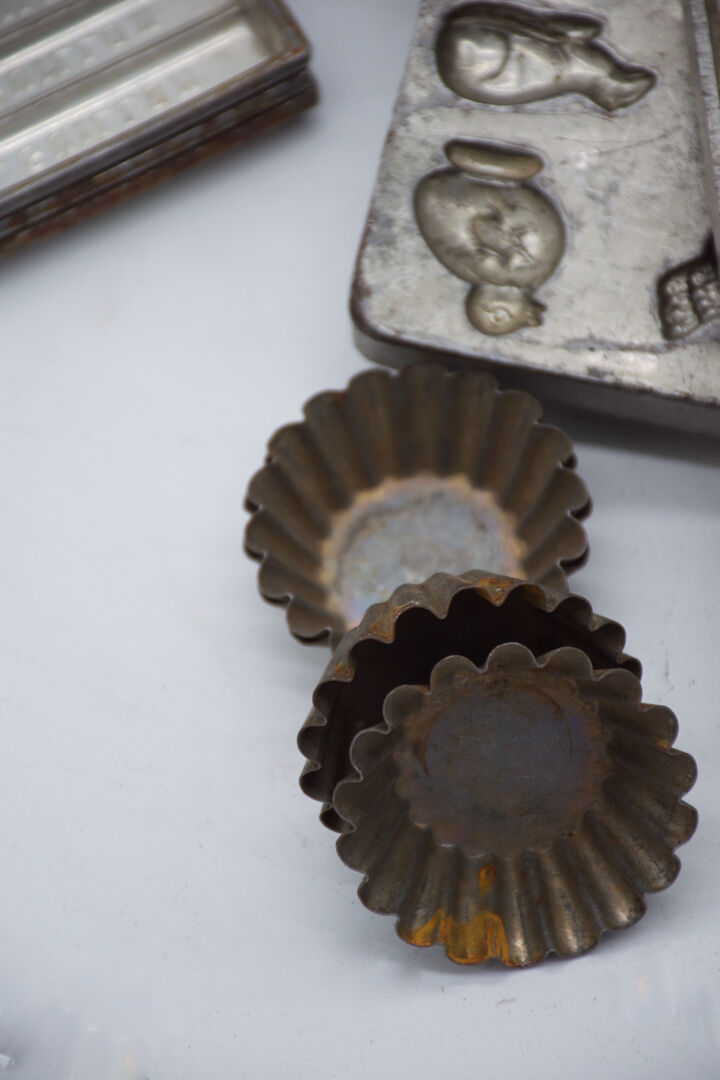 Lot de trente-huit moules chocolatier / patissier 1930