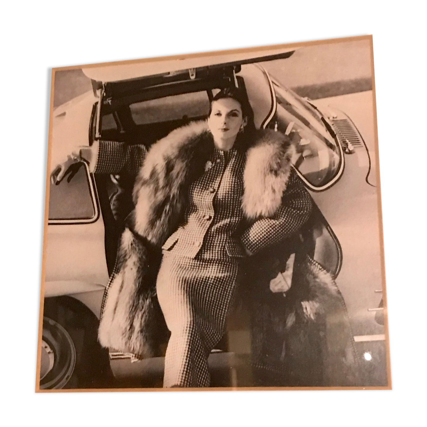 Photo vintage mode annees 60 fourrure et voiture