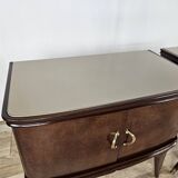 Paire de tables de chevet en acajou avec poignées en verre et laiton