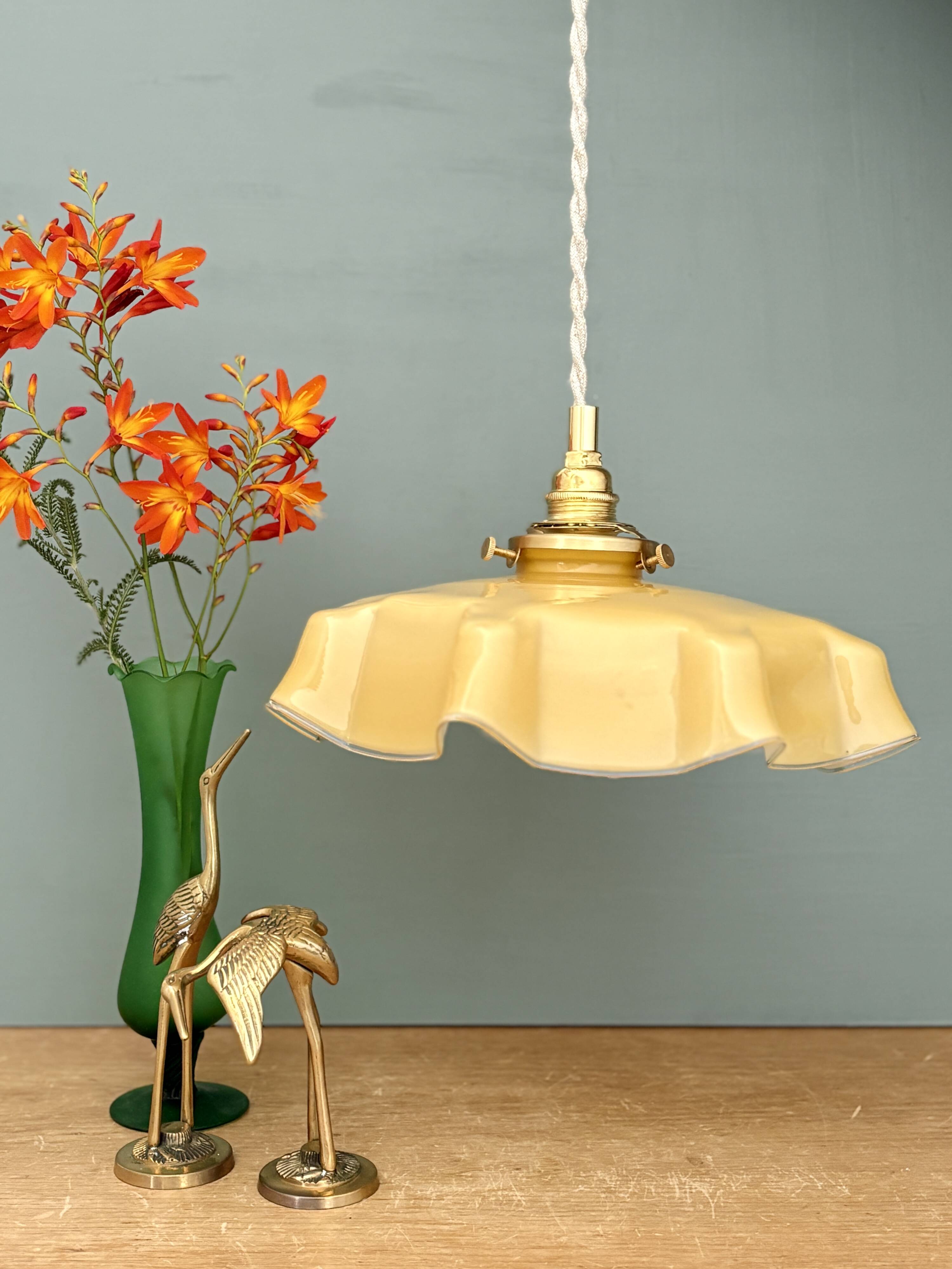 Suspension abat-jour vintage en opaline jaune