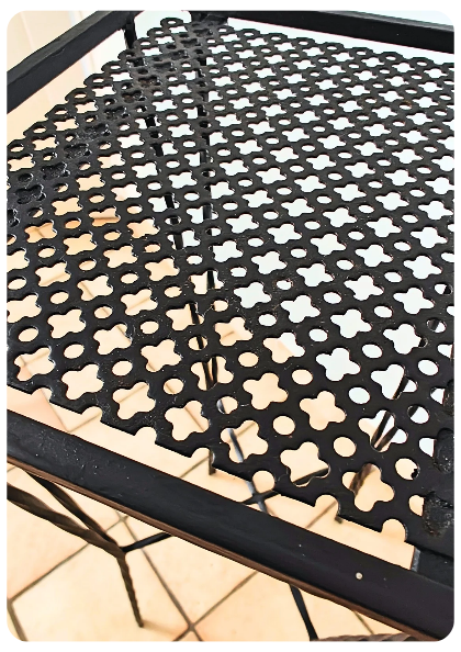 Sellette carrée en métal perforé noir attribuée à Mathieu Matégot