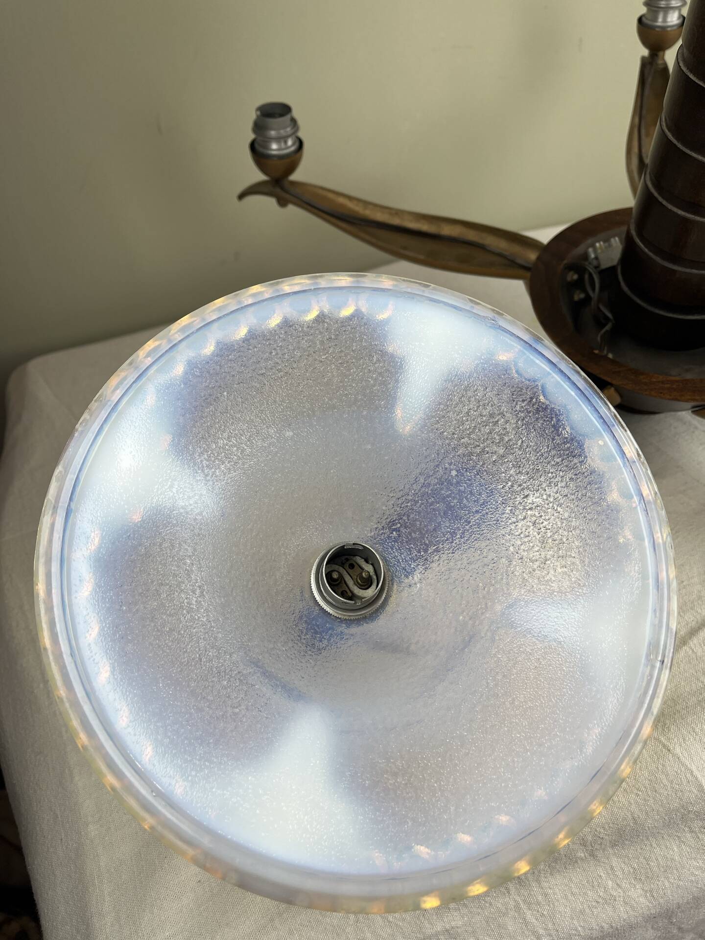 Lustre moderniste français en bois, laiton et verres opalescents