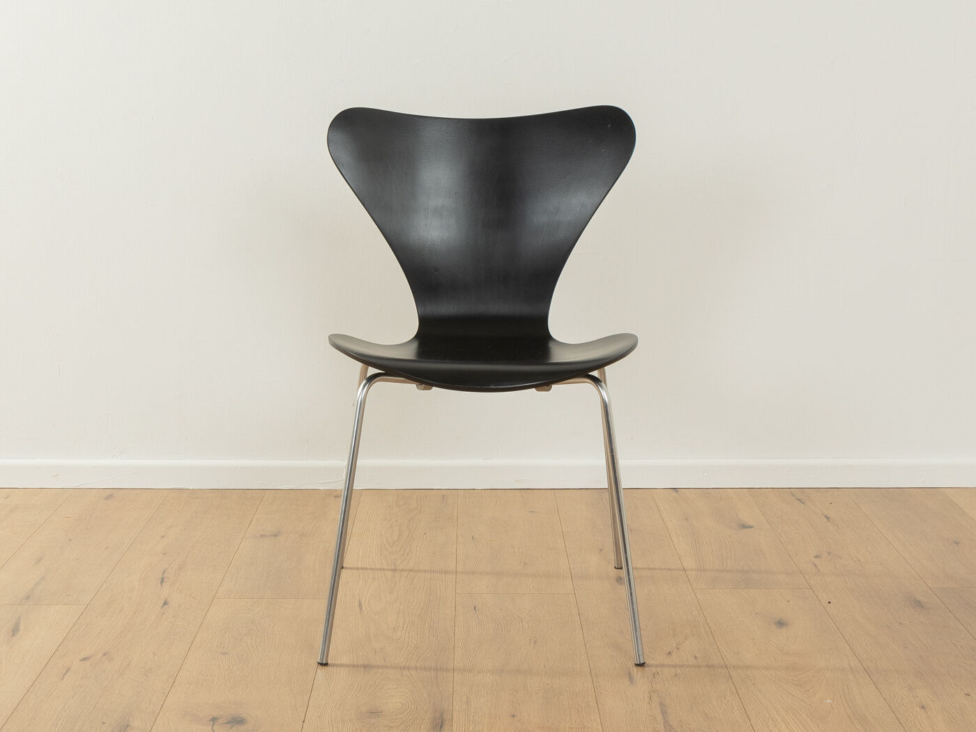 Arne Jacobsen 3107 dining chairs, Fritz Hansen