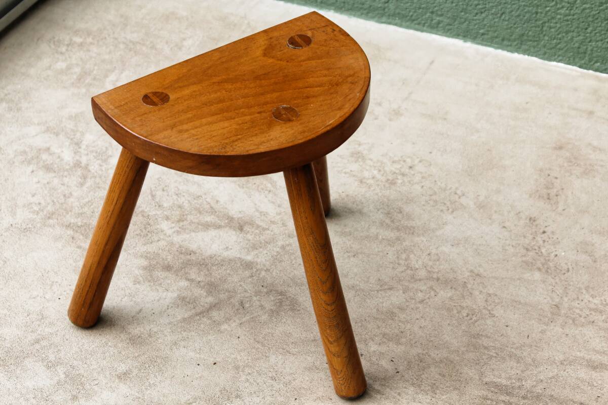 Tripod cowherd stool