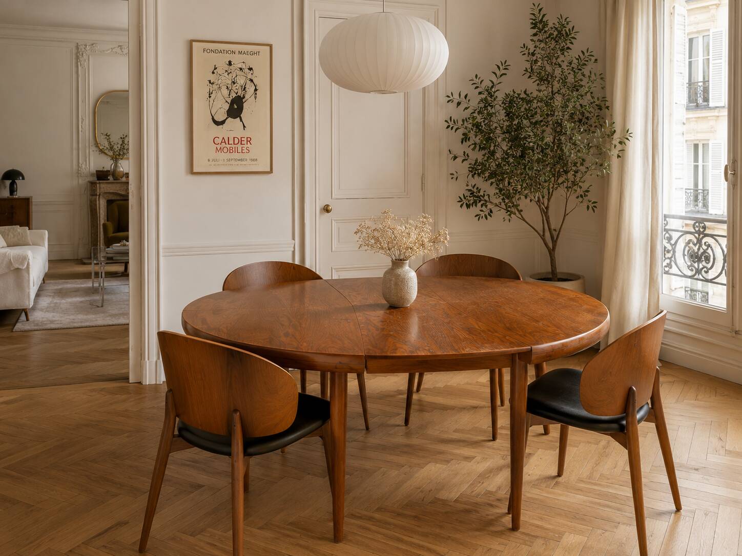 Vintage extendable round table, French made from the 1960s/70s.