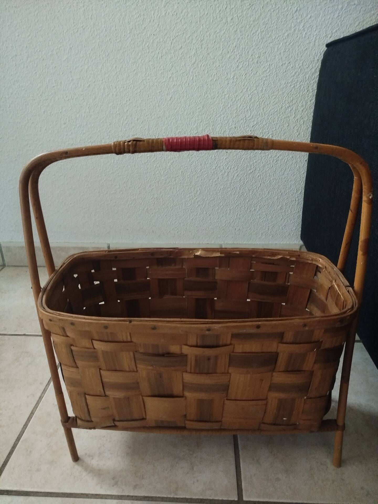 Vintage magazine rack in rattan/wood