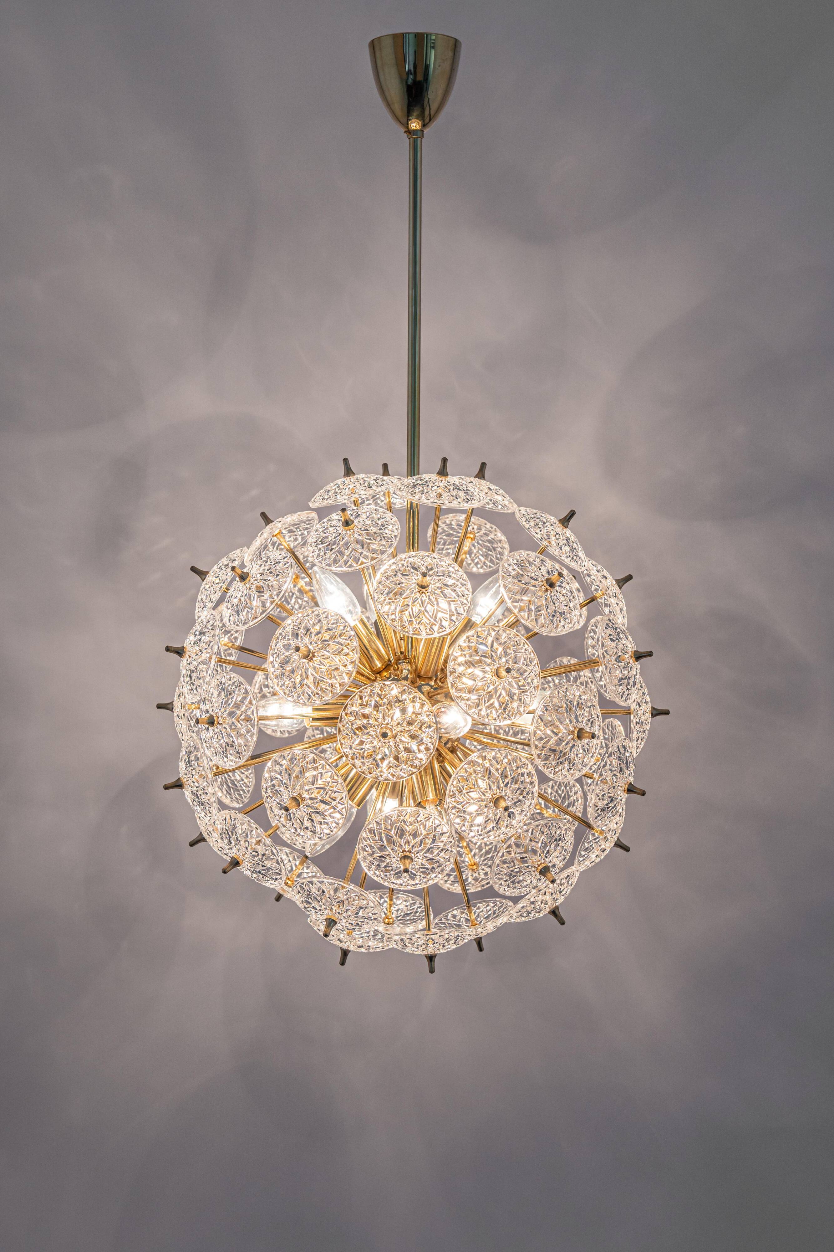 Grand superb Sputnik floral chandelier in glass and brass, Germany, 1960s.