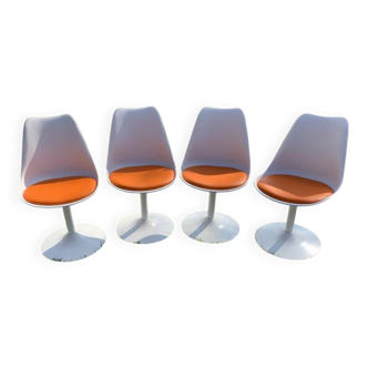 Set of 4 Tulip swivel chairs in white fibreglass with coral cushions — attributed to Saarinen