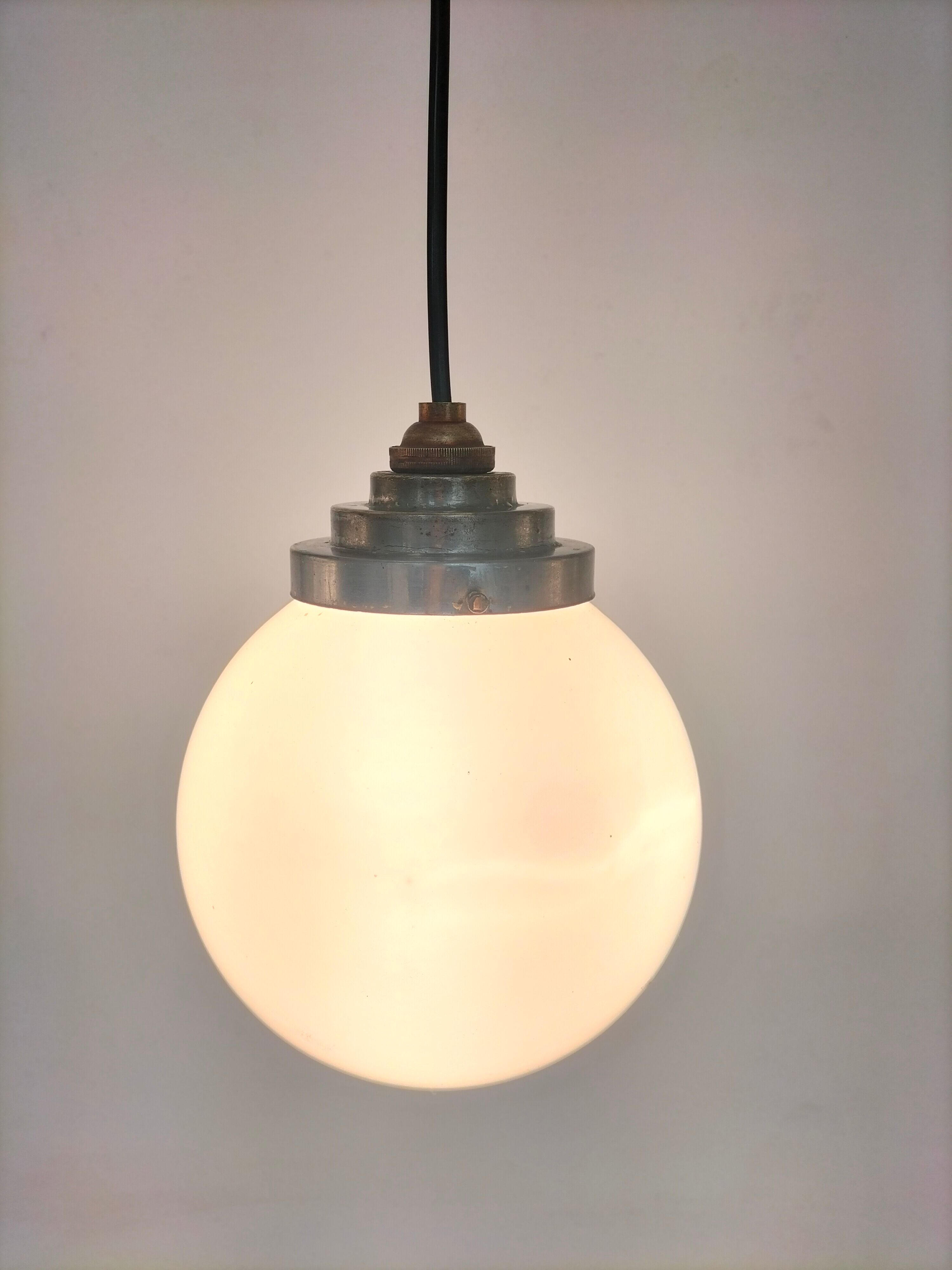 Suspension ball opaline